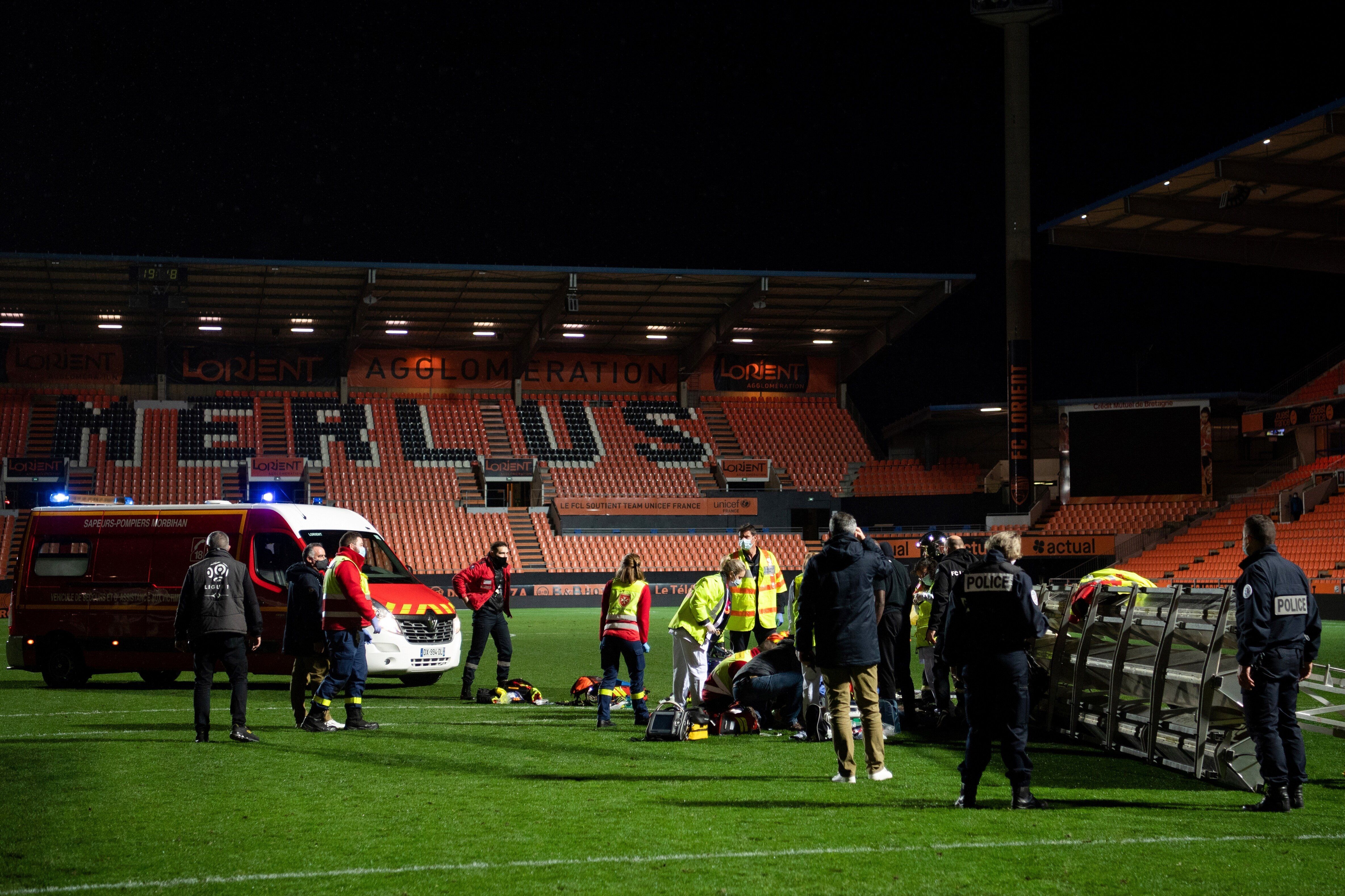 Les secours sur la pelouse du stade du Moustoir, à Lorient, le 20 décembre