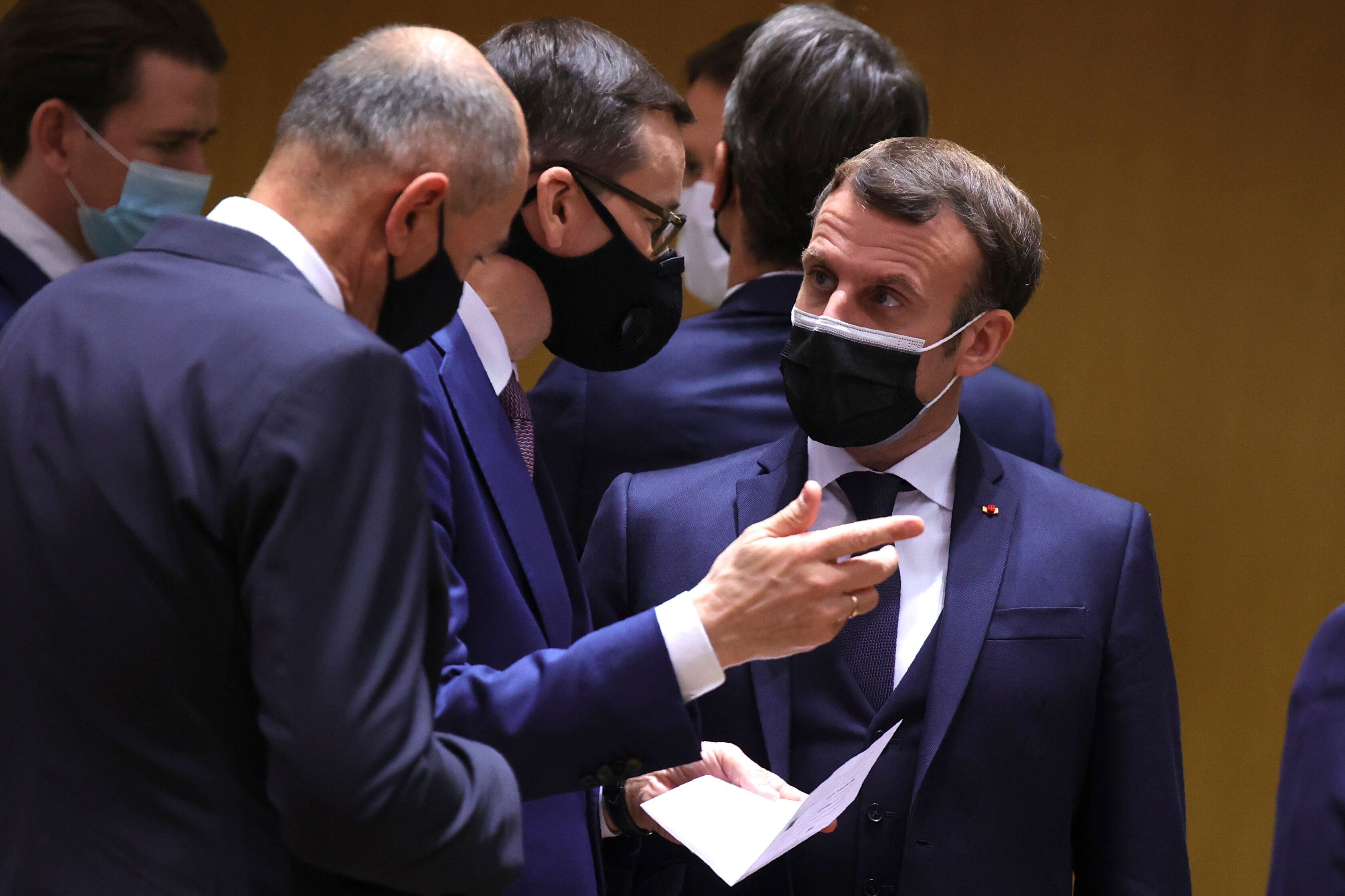 Emmanuel Macron et le Premier ministre polonais Mateusz Morawiecki, ici lors d'une table ronde lors du...