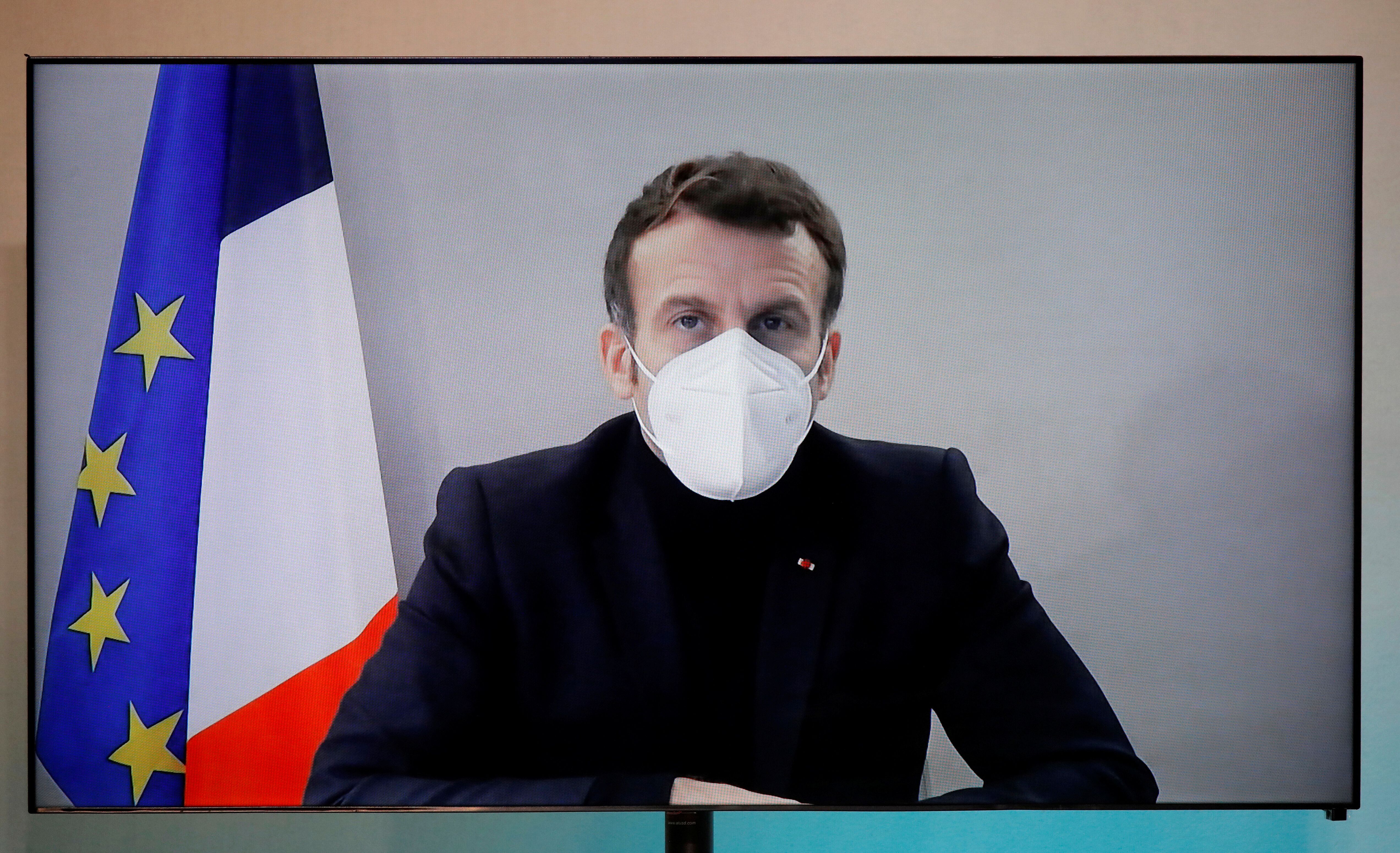 Emmanuel Macron (ici lors d'une réunion en visioconférence le 17 décembre) se trouve...
