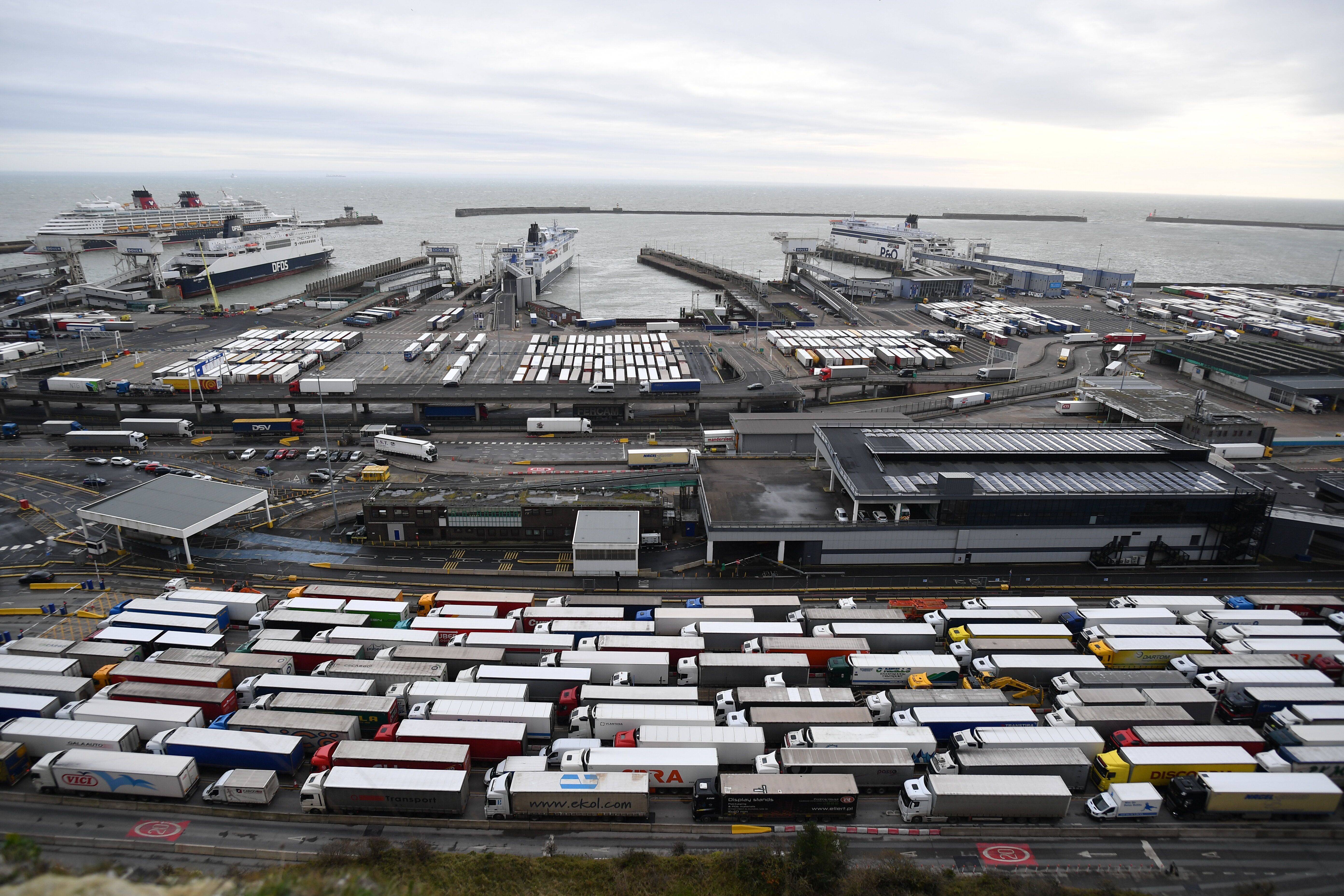 Des camions de fret faisant la queue pour entrer dans le port de Douvres, en Angleterre, le 18 décembre