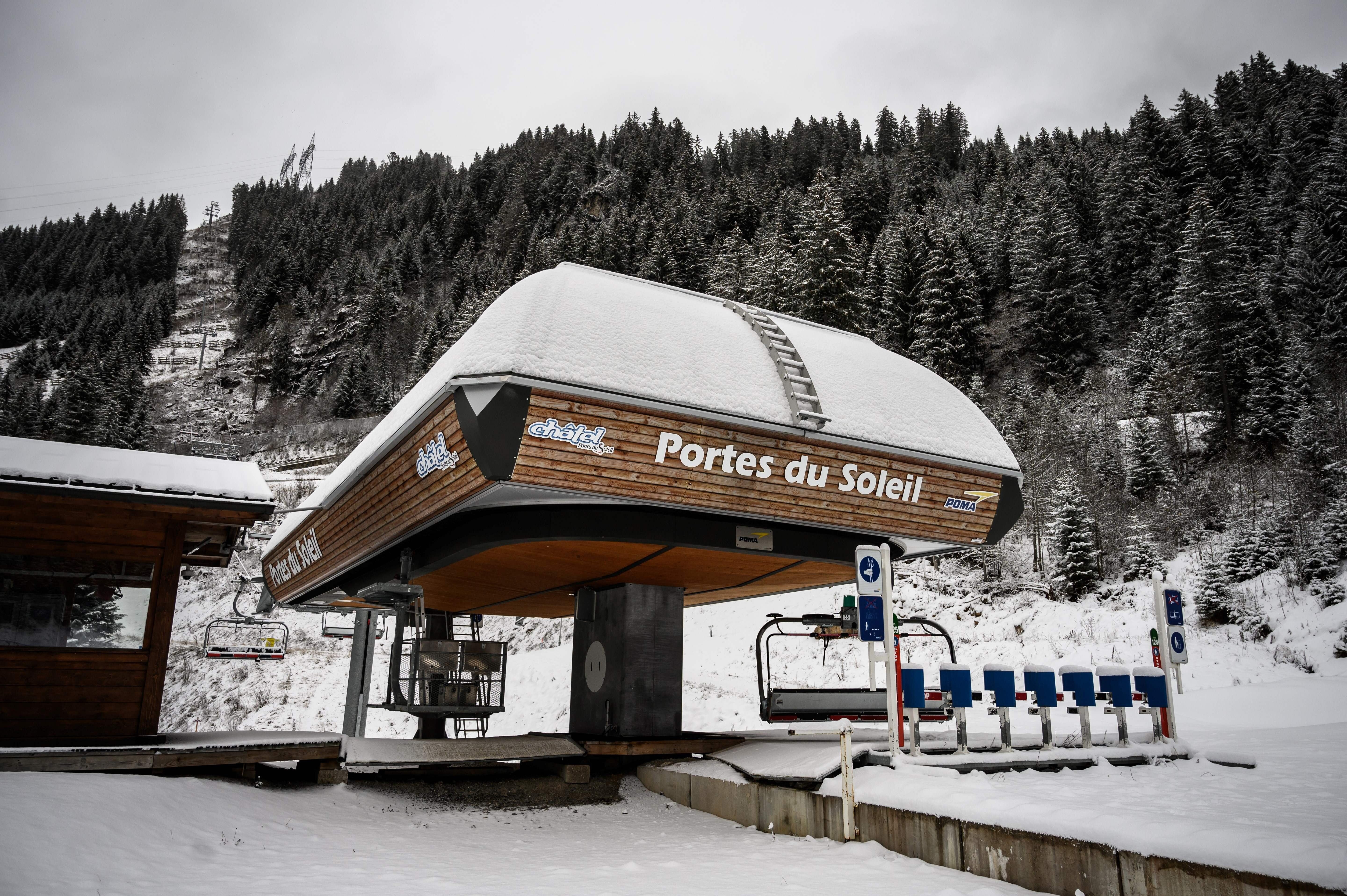 En France, les stations de ski en France en pourront pas ouvrir les remontées mécaniques...