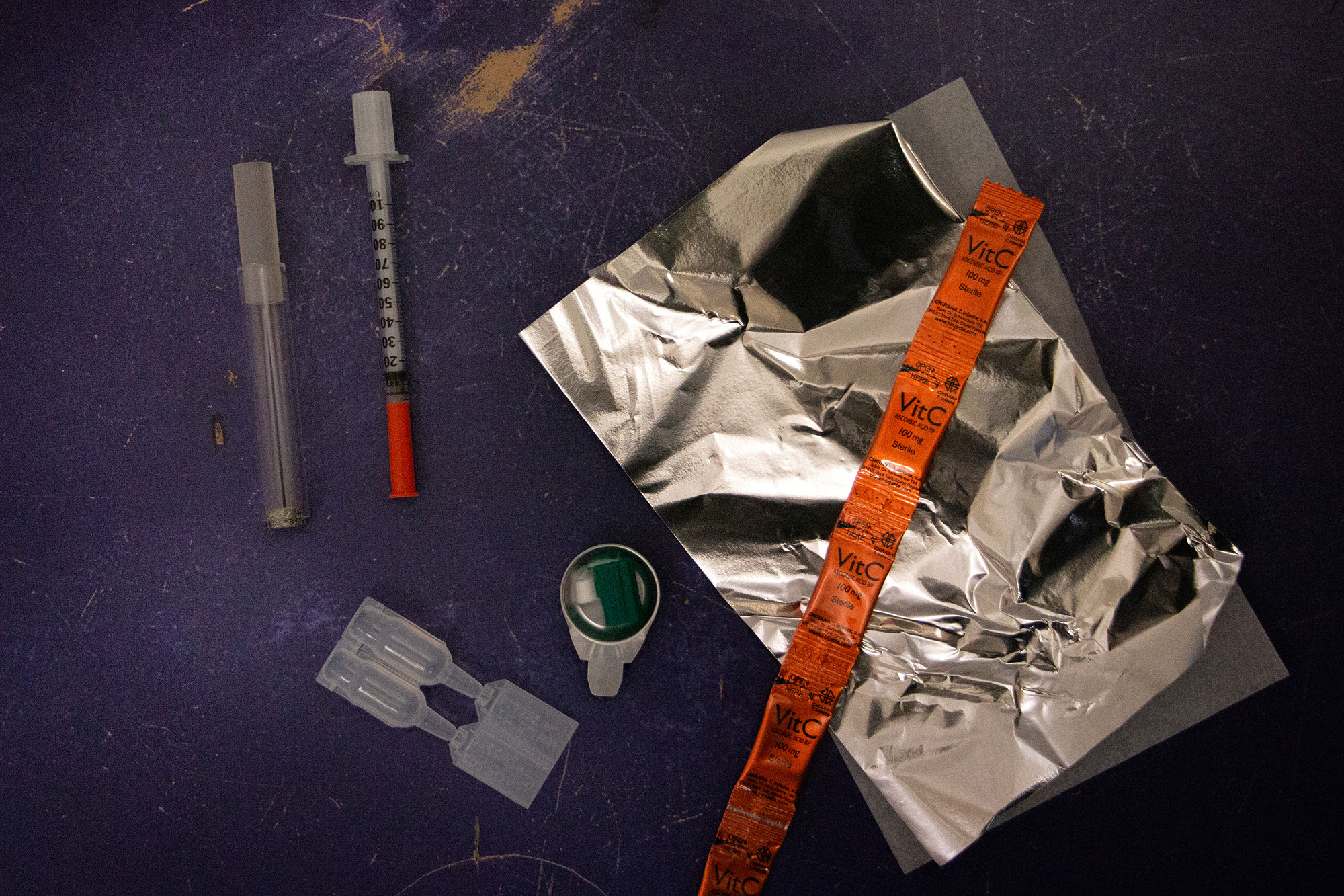 LAMA 05 - matériel stéril - seringue, pipe à crack, cup et filtre, capsule d'eau, aluminium non traité.jpg