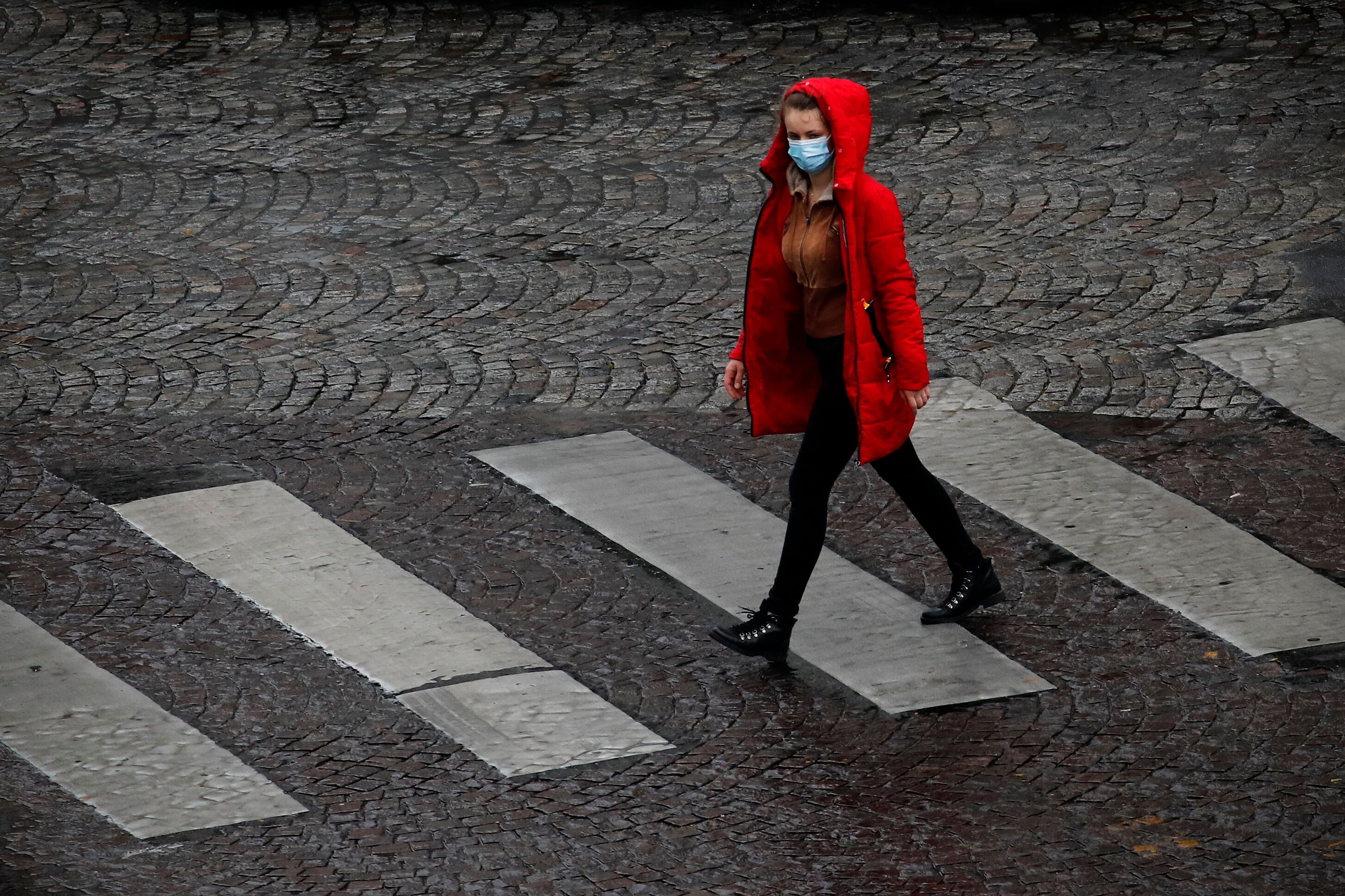 Une passante portant un masque à Paris pendant le confiement en mai 2020 (AP Photo/Christophe