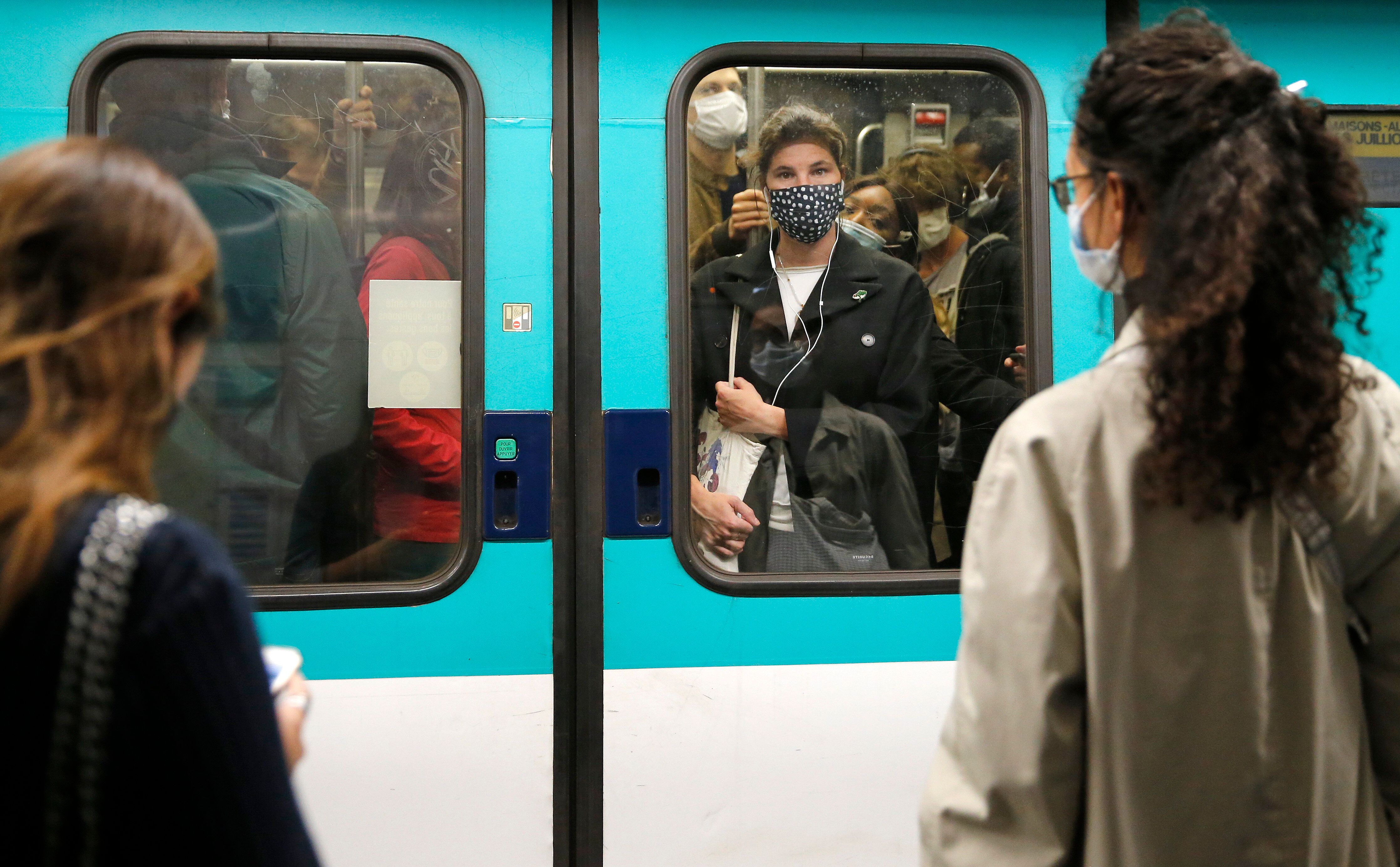 DEs passagers du métro parisien le 7 octobre 2020 (Photo by Chesnot/Getty