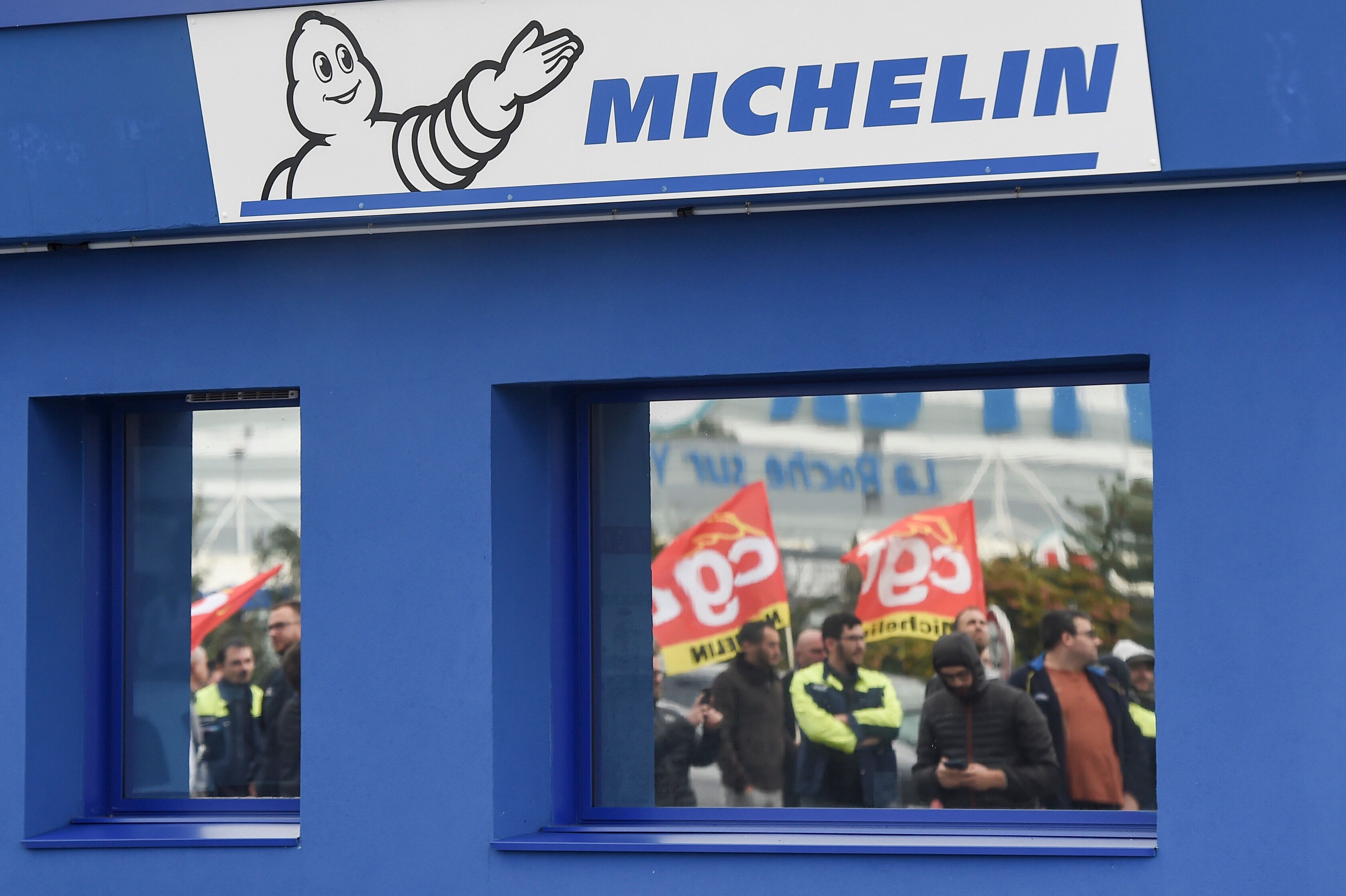 Michelin s'est engagé à recréer autant d'emplois qu'il y en aura de supprimés, vantant le modèle social...
