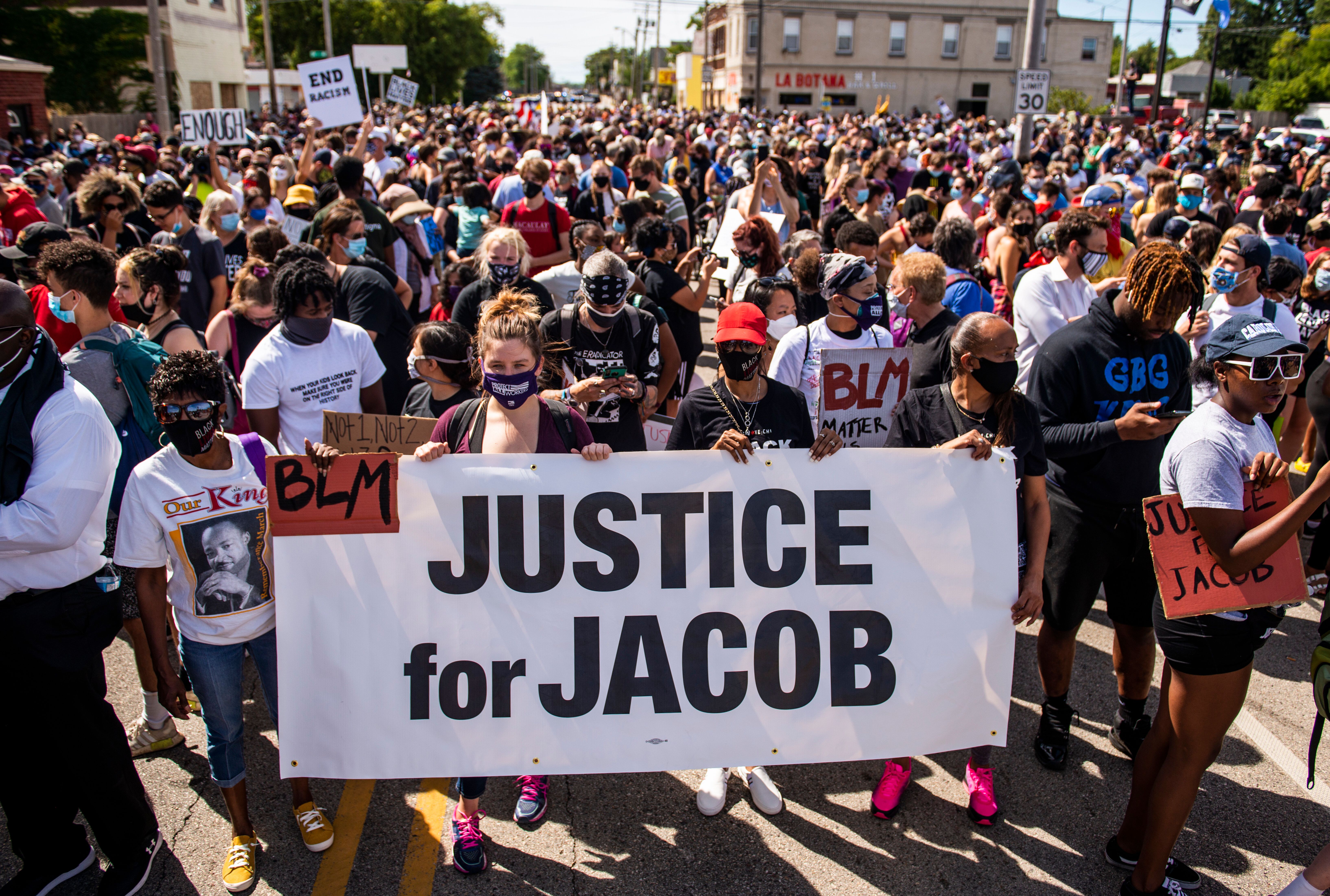 Des manifestants défilant avec la famille de Jacob Blake lors d'un rassemblement contre le racisme...