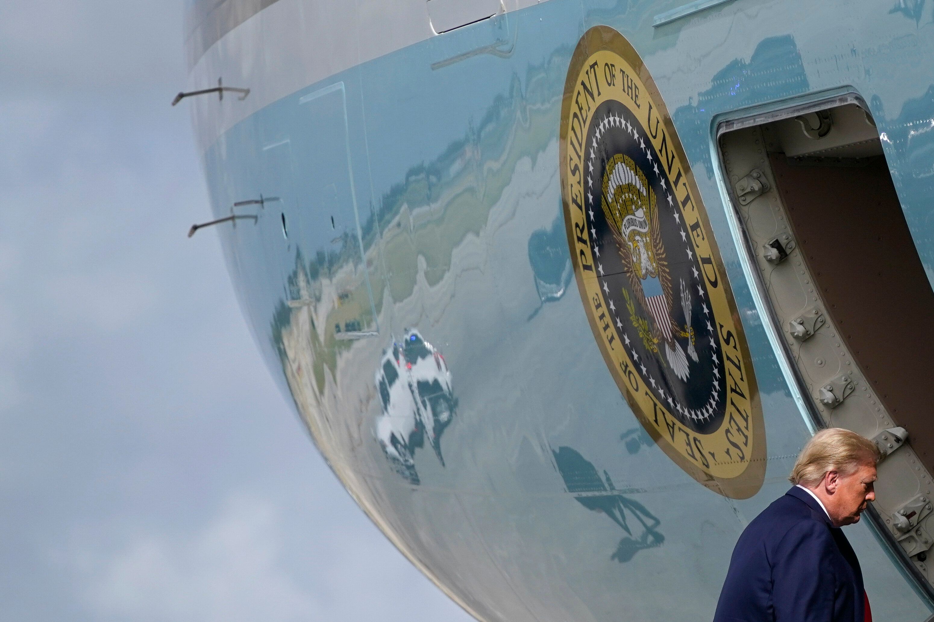 Photo d'illustration de Donald Trump, montant à bord du Air Force One en Floride le 31 décembre
