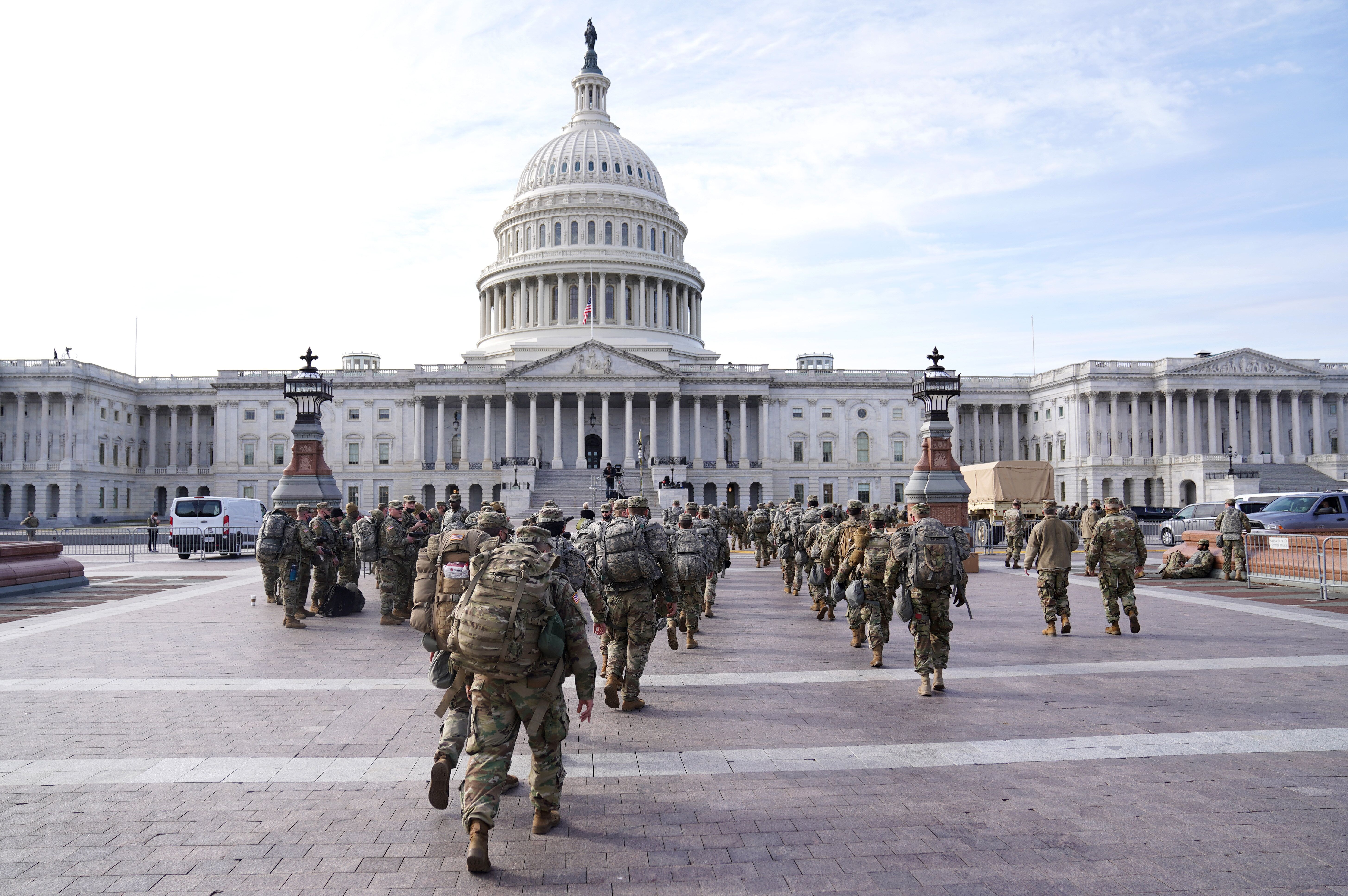Les troupes de la Garde nationale à l'extérieur du Capitole, à Washington aux États-Unis,...