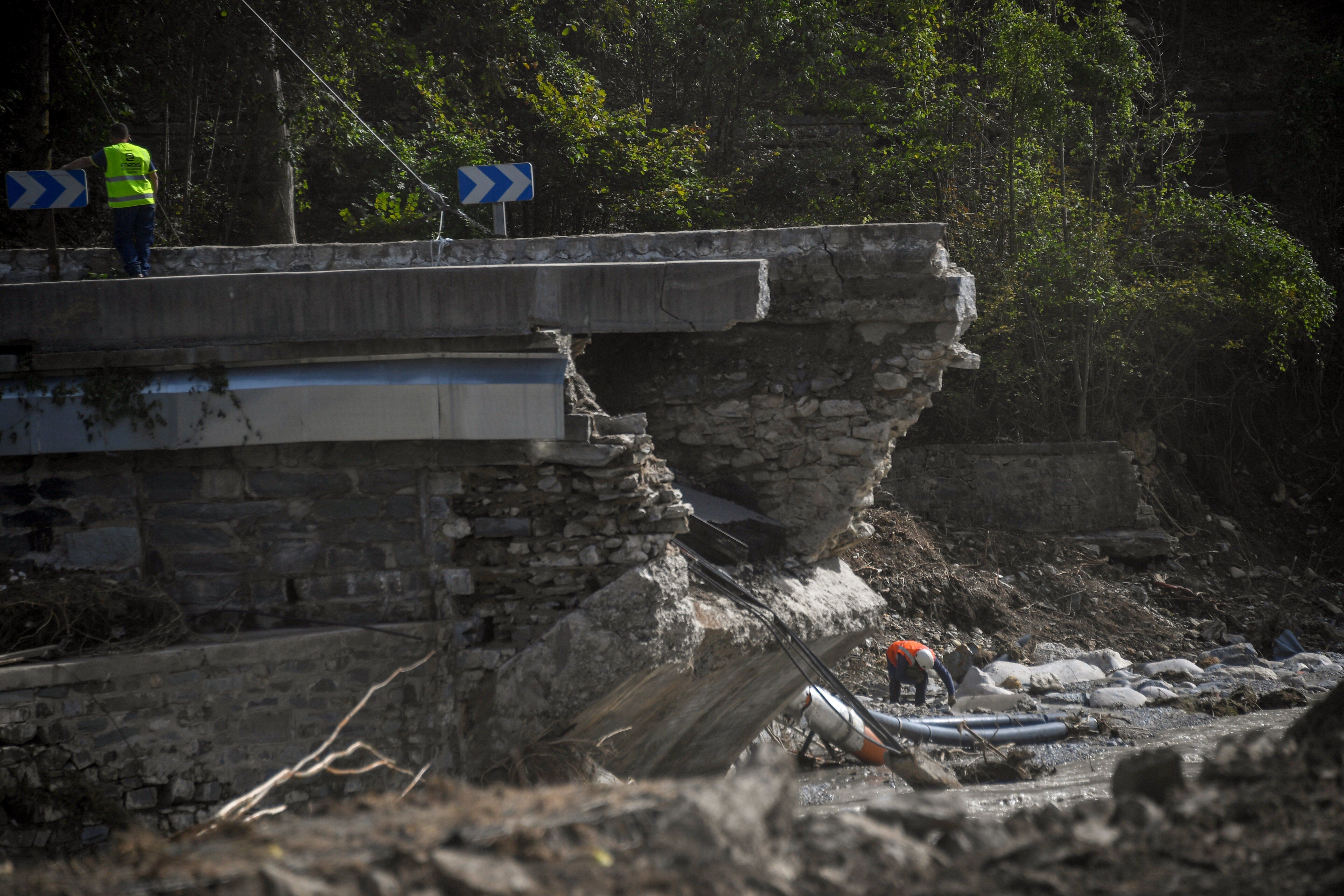 Un pont effondré à Tende, dans la Vallée de la Roya, le 7 octobre 2020 (Photo by CHRISTOPHE SIMON /