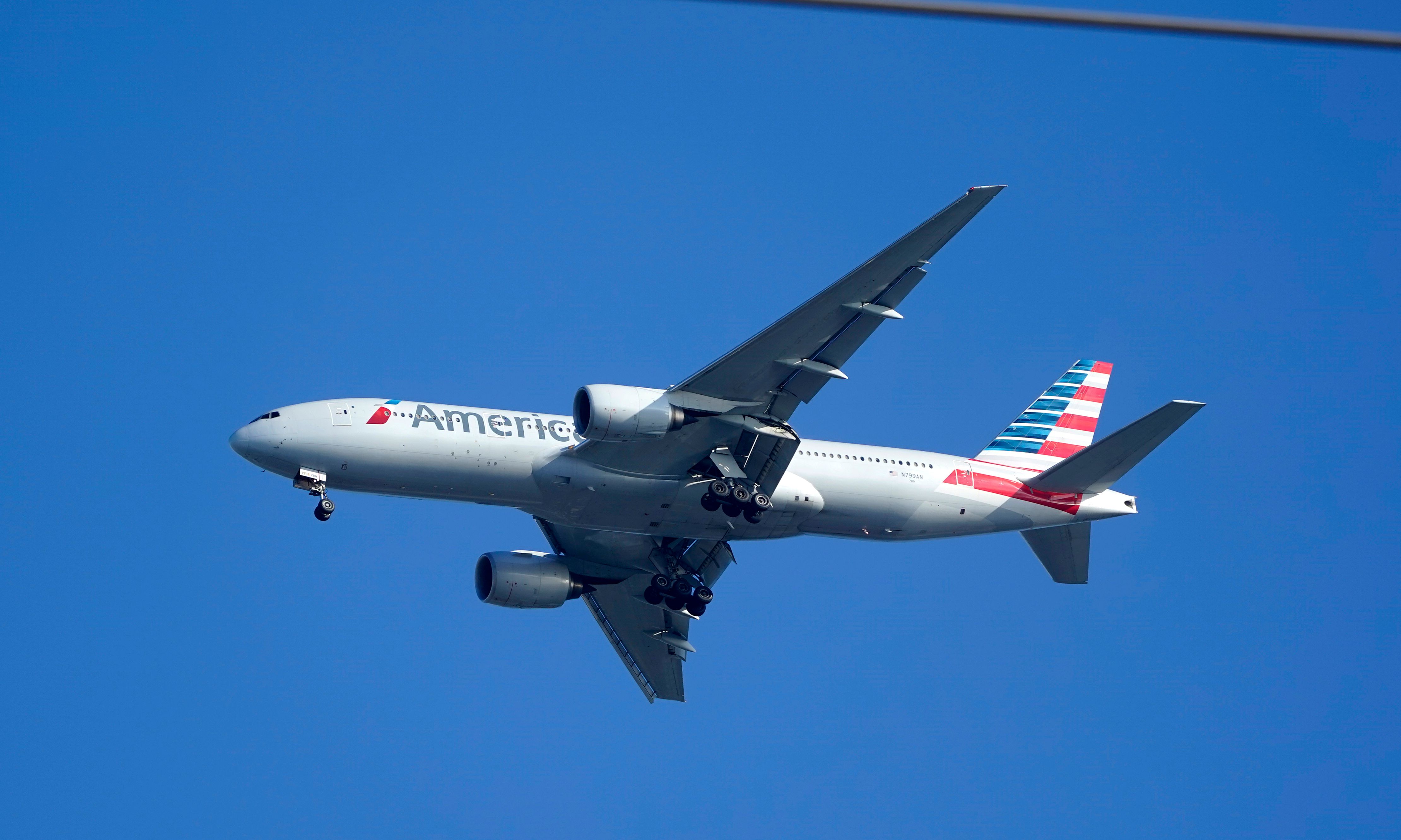 Un Boeing 777 d'American Airlines alors qu'il se prépare à atterrir à l'aéroport...