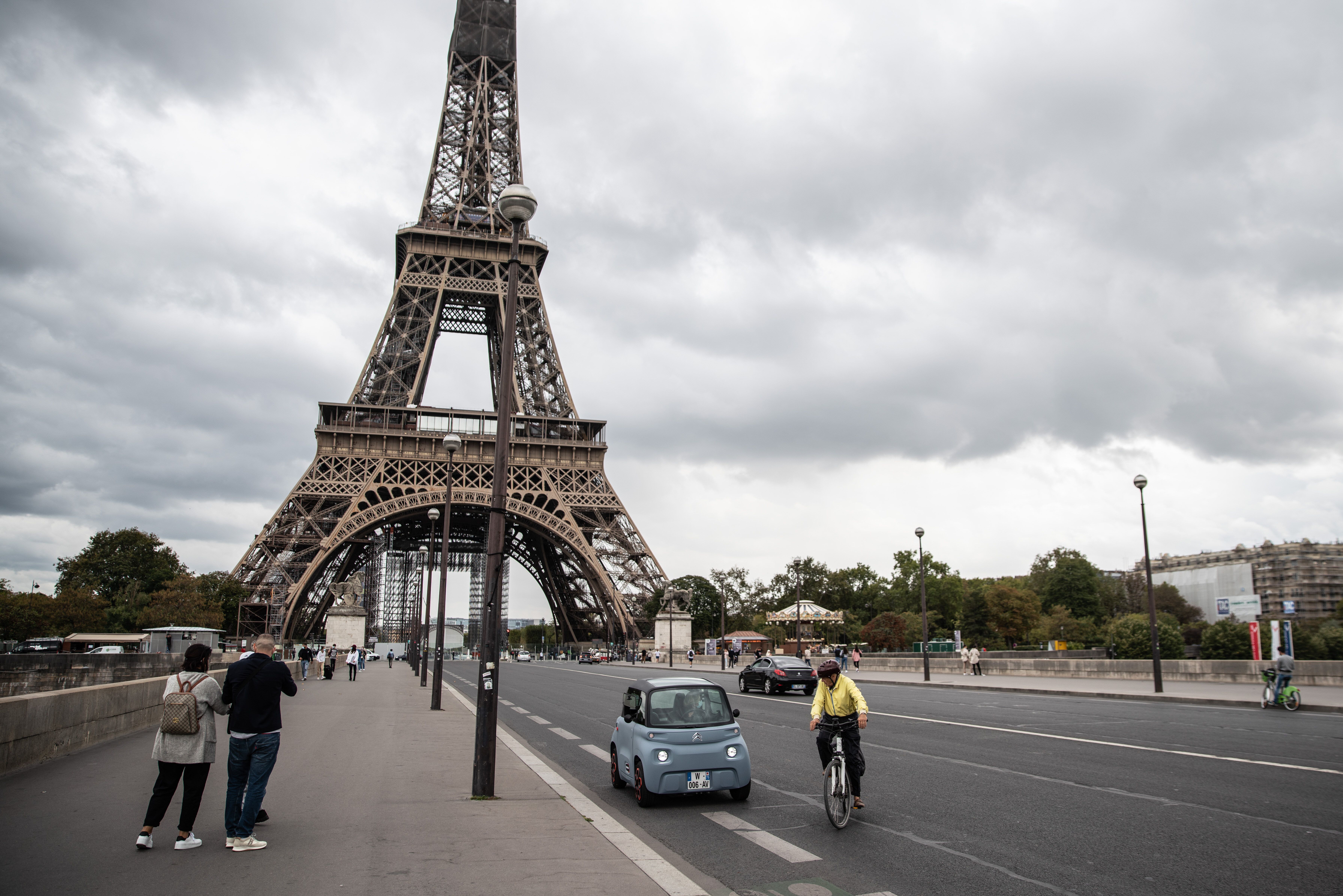 Devant la tour Eiffel, à Paris, en septembre 2020. (photo