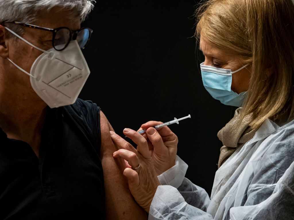 Une homme se fait vacciner contre le Covid à Cannes le 13 janvier