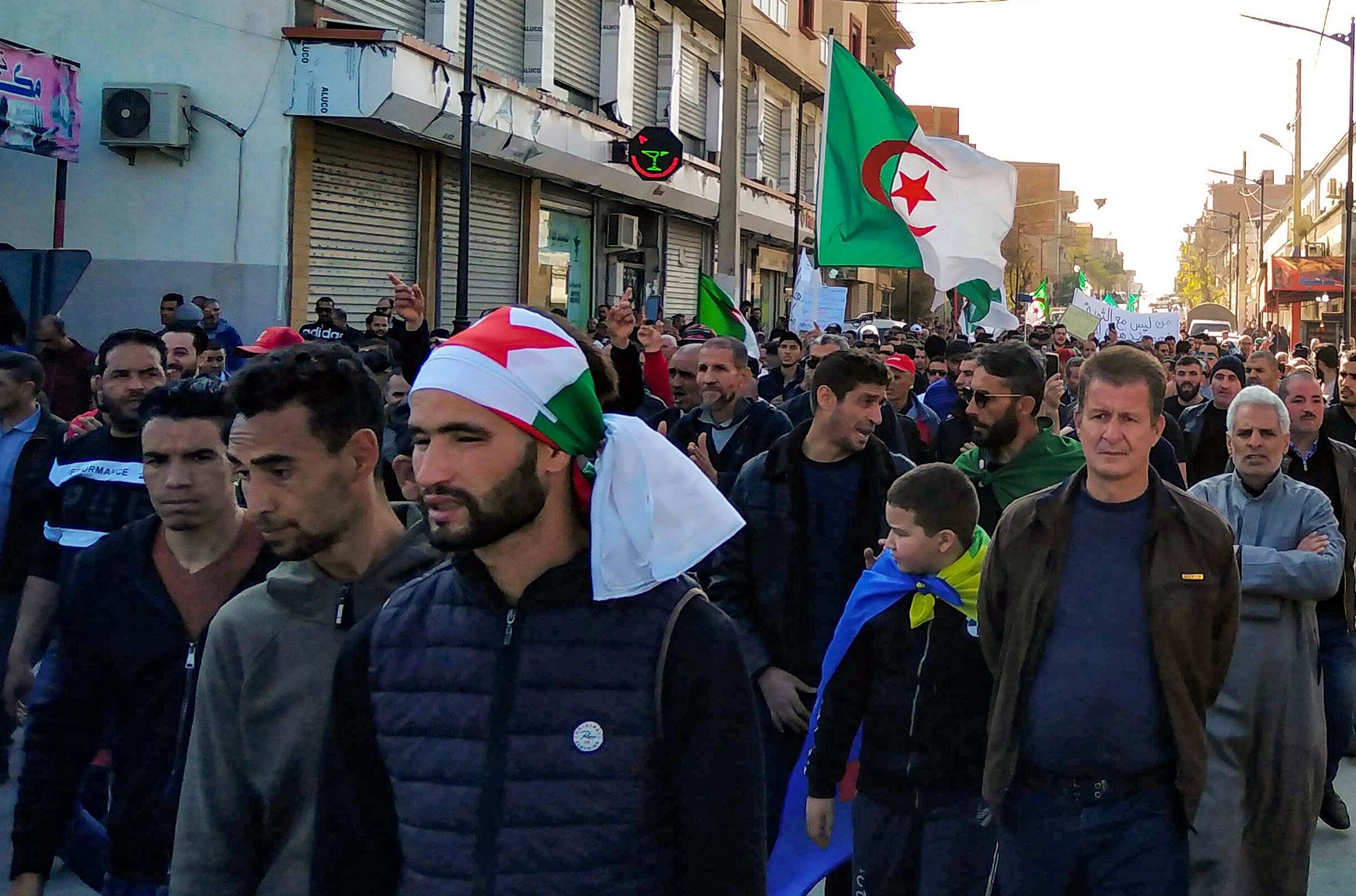 Des Algériens défilent lors d'une manifestation anti-gouvernementale à Bordj Bou...