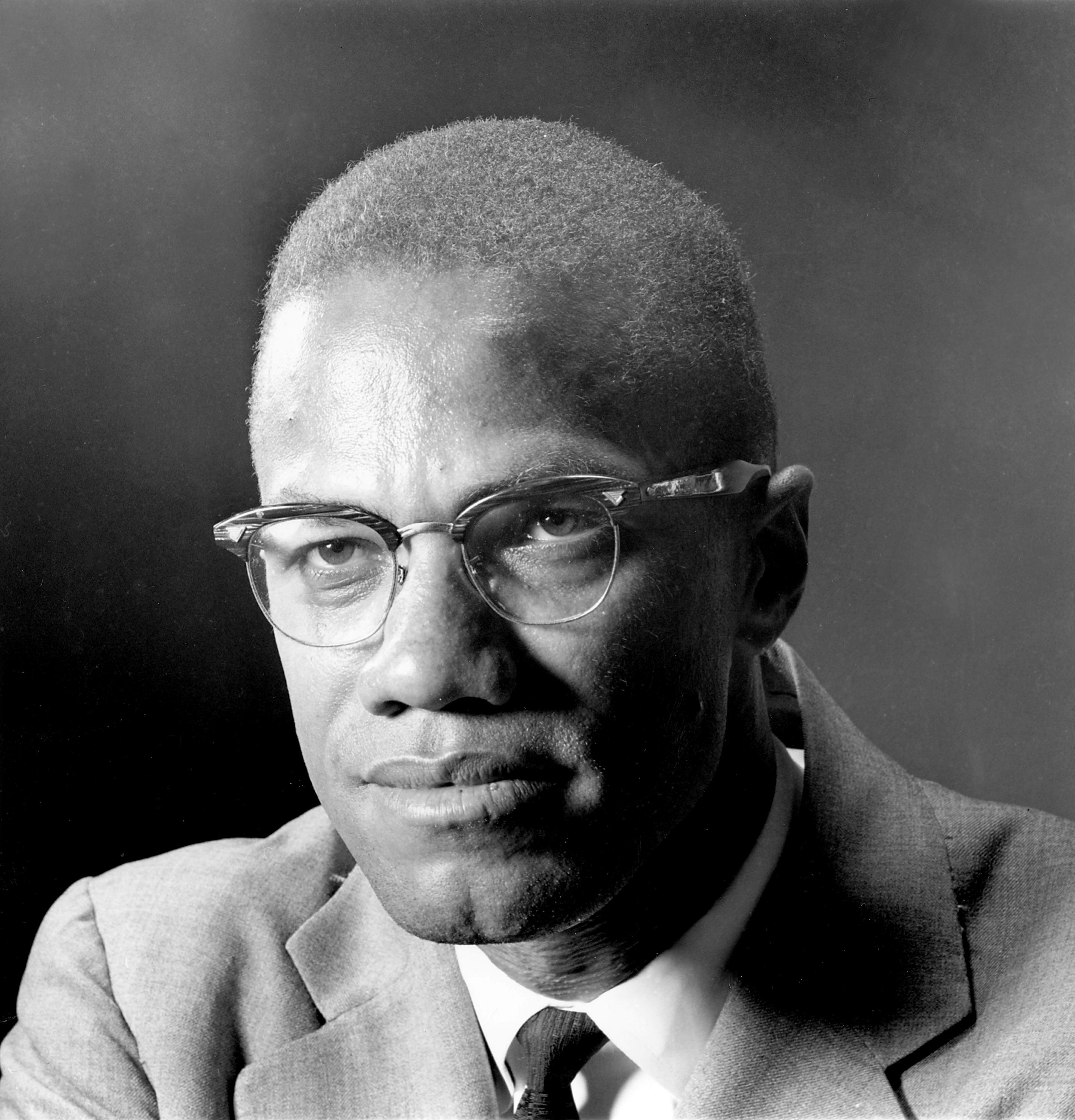Malcolm X, ici lors d'une interview à New York aux États-Unis, le 5 mars