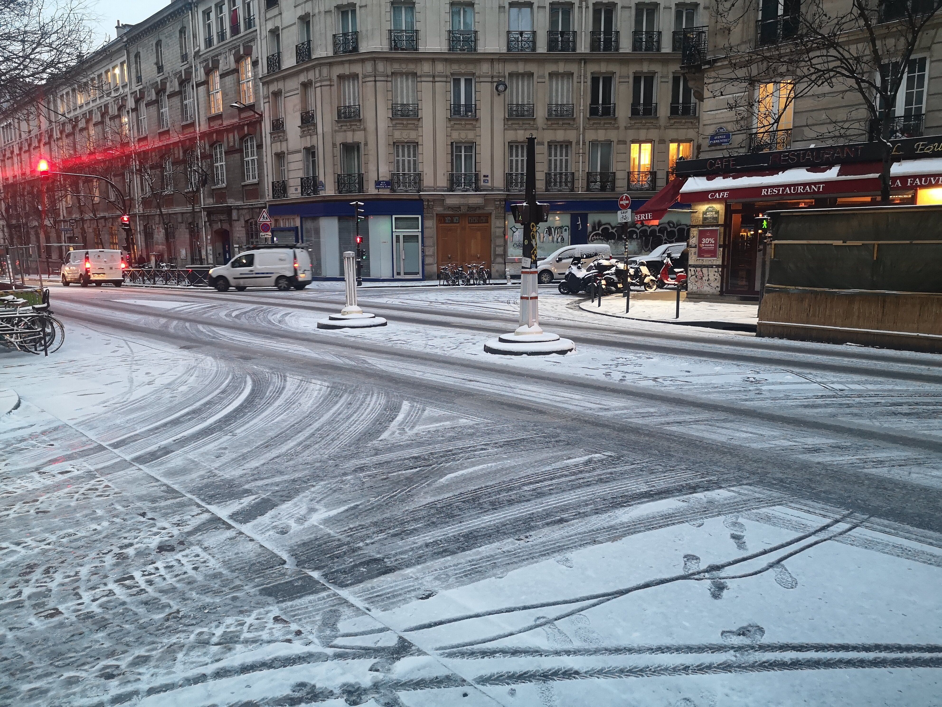 quelques centimètres de neige sont tombés à Paris dans la nuit du 9 au 10