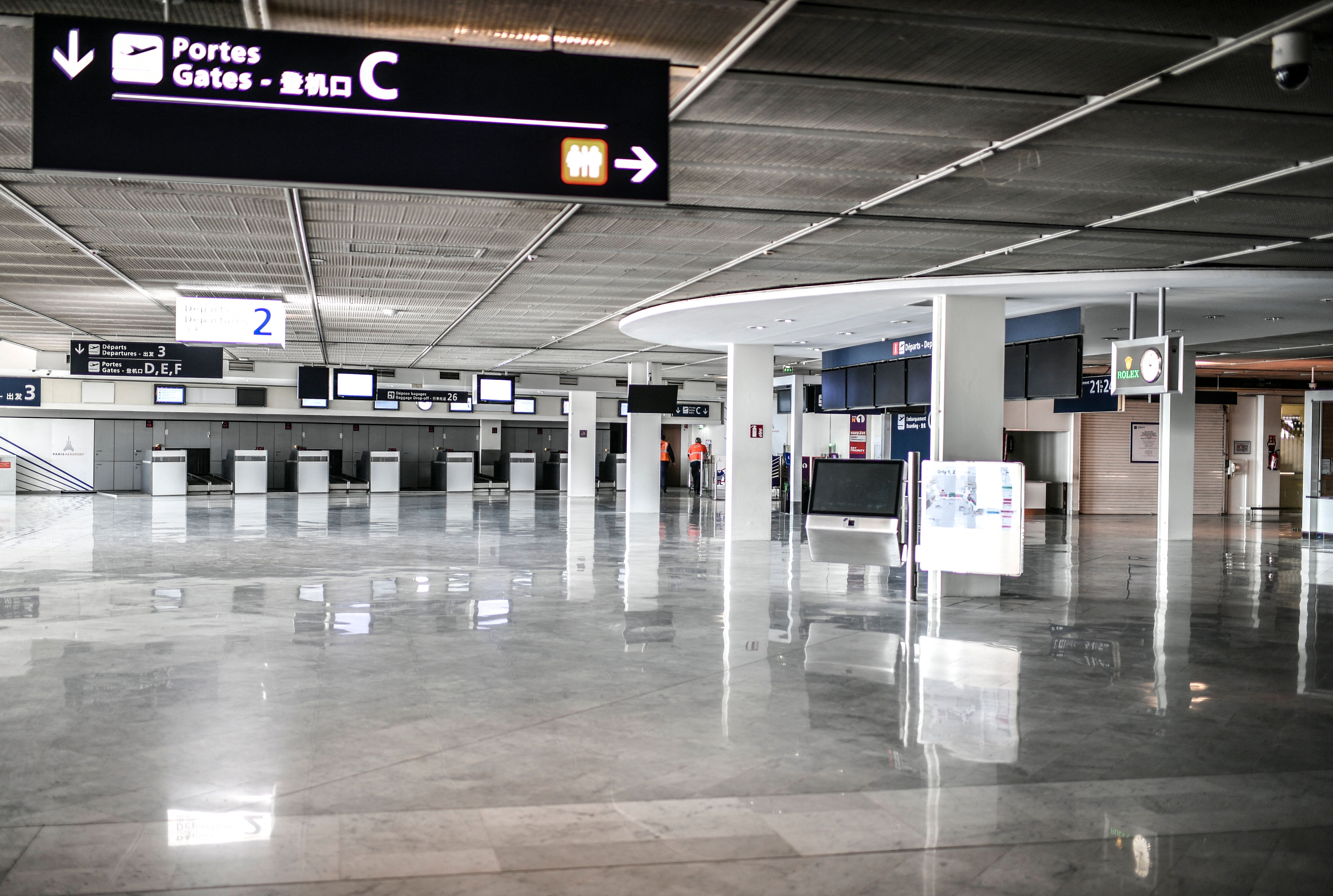 Une salle d'embarquement vide au sein du Terminal 3 d'Orly le 24 juin 2020 (Photo by STEPHANE DE SAKUTIN...