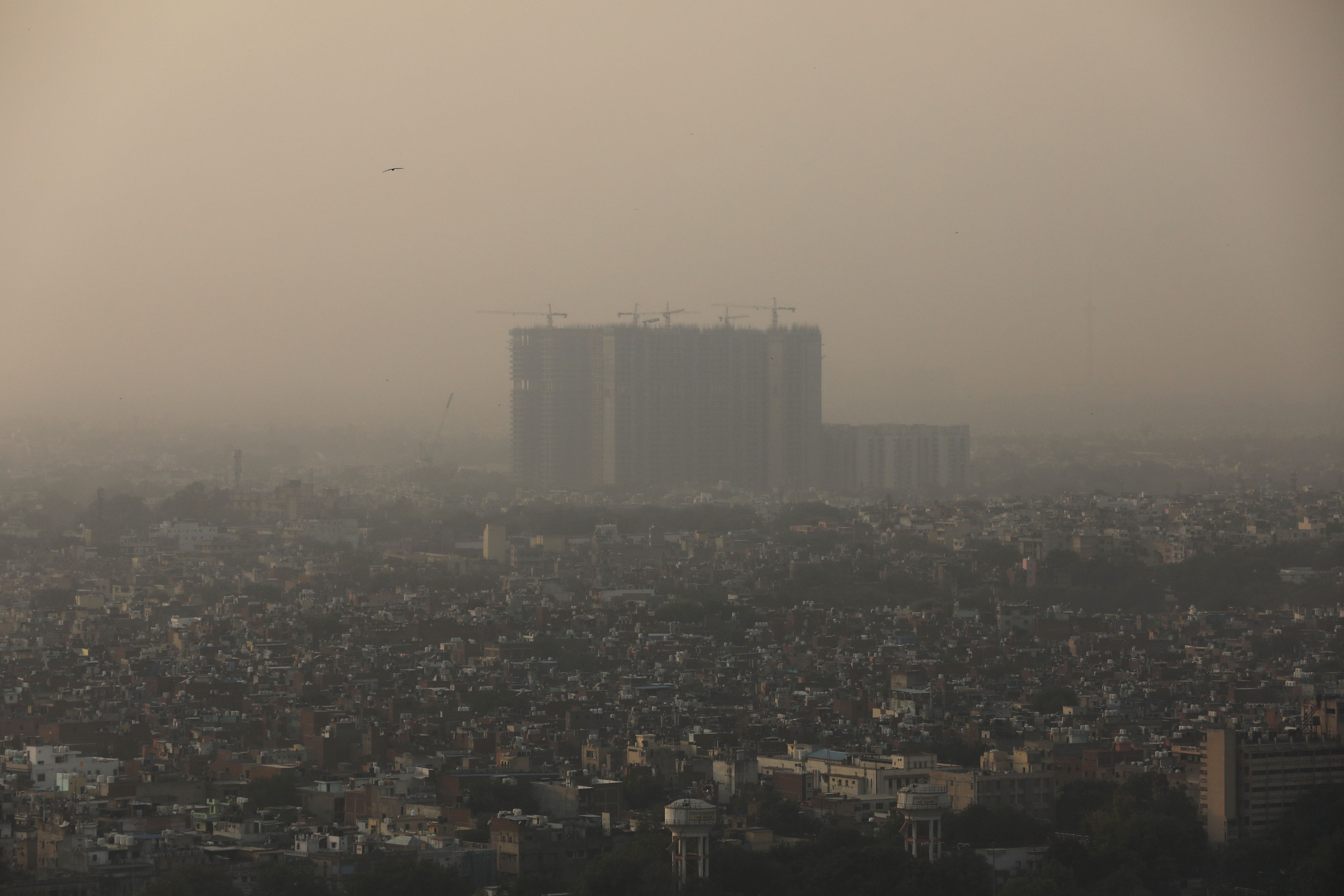 Sur cette photo prise le 26 ocotbre 2020, les bâtiments de New Delhi sont à peine visible dans le brouillard...