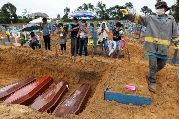 Photo prise le 6 mai 2020, au cimetière de Nossa Senhora à Manaus, lors de la pandémie de