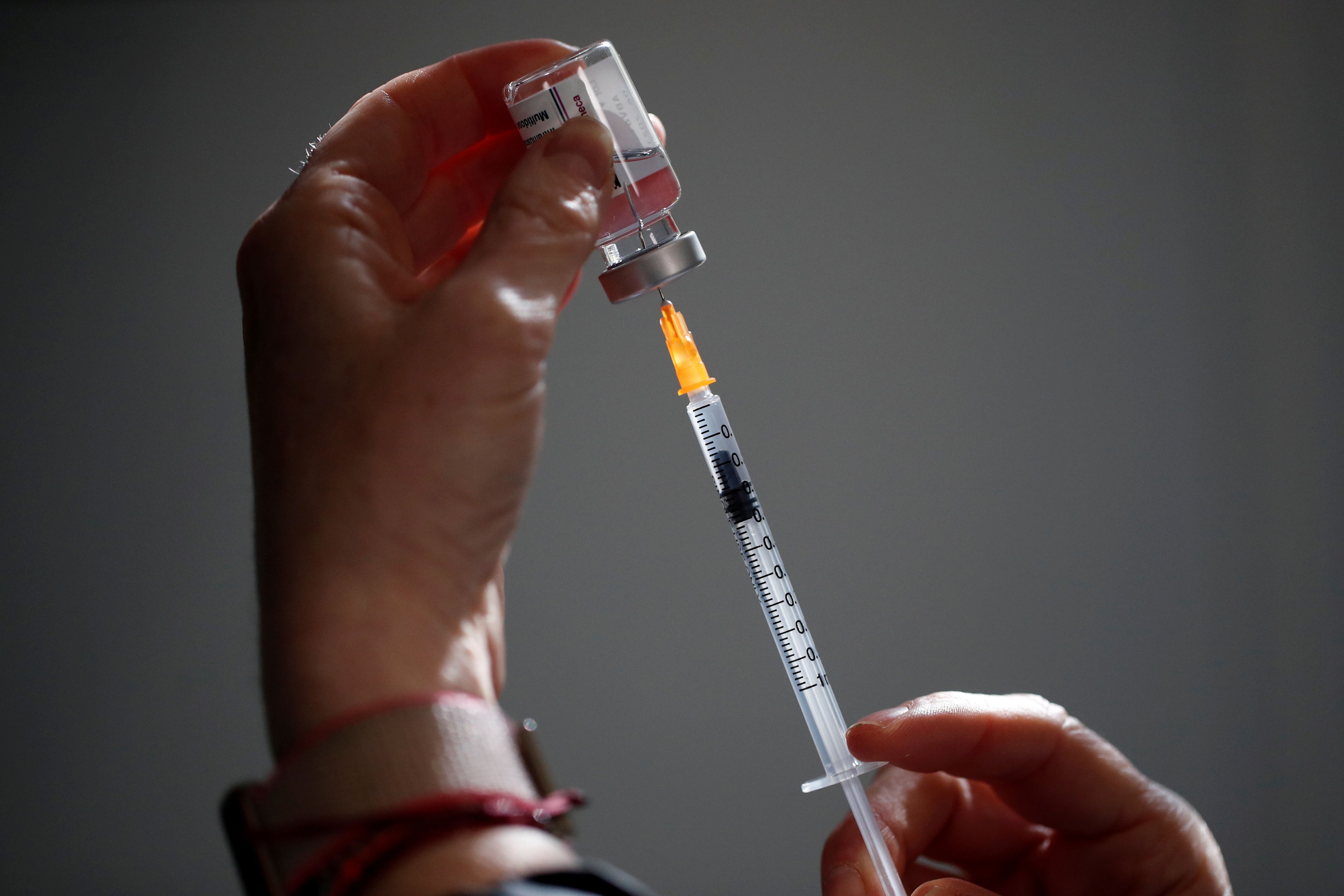 Un vaccin AstraZeneca contre le Covid-19 en préparation dans une pharmacie de Paris, le19 mars