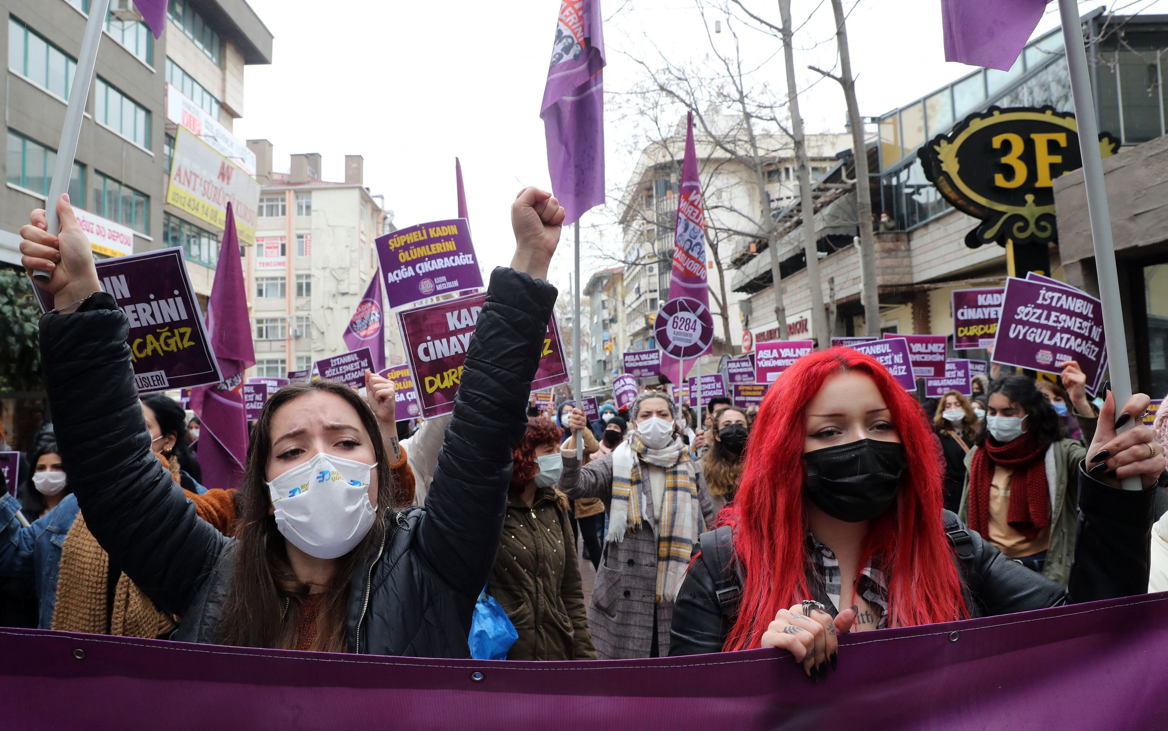 Des femmes participent à des manifestations le 20 mars 2021 contre le retrait de la Turquie de la Convention...