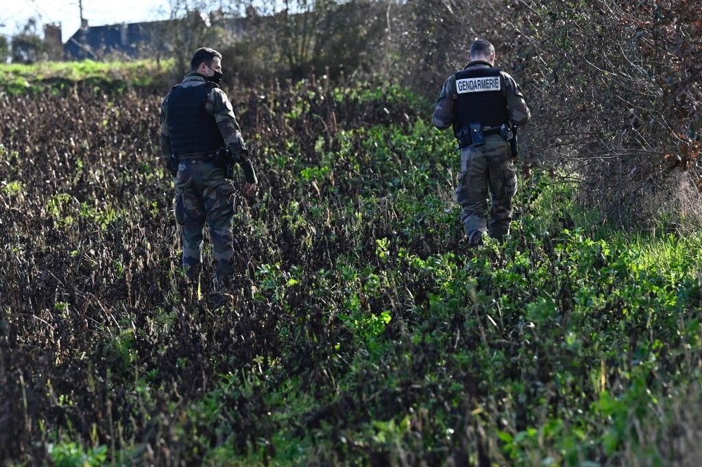 Des gendarmes à la recherche du corps de Magali Blandin près de Montefort-sur-Meu, dans la banlieue de...