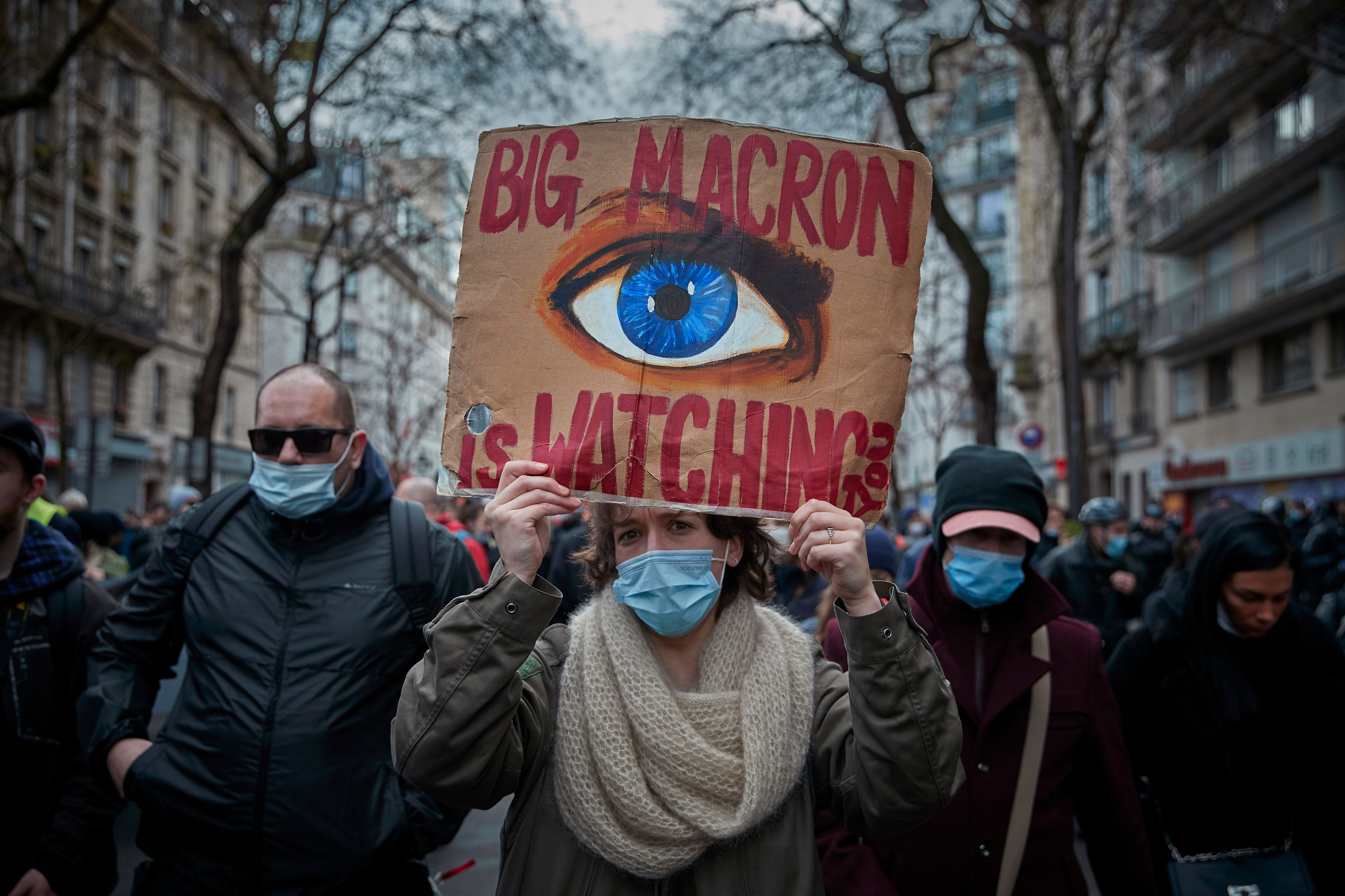 Des manifestants protestent contre le projet de loi sur la sécurité globale du gouvernement français...
