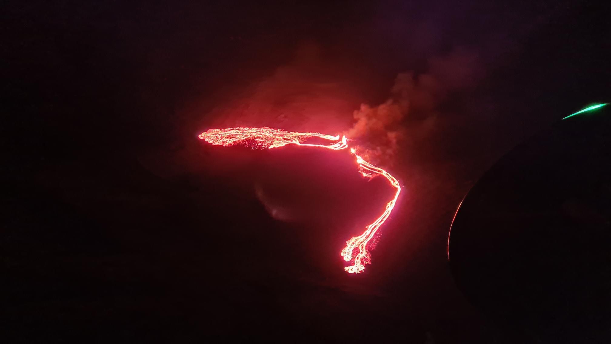 L'éruption d'un volcan près de Reykjavik illumine le ciel en