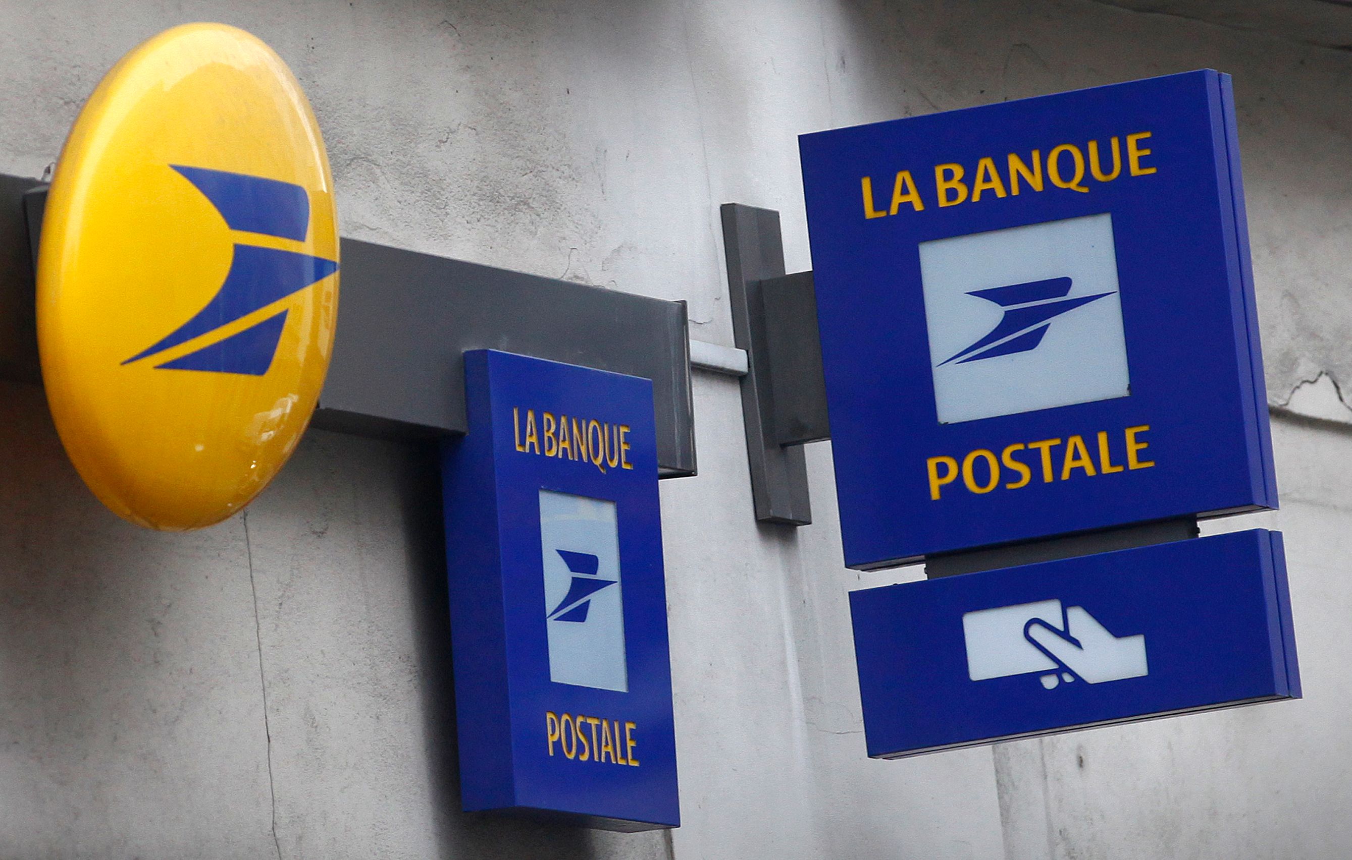 Enseignes de La Banque Postale à Paris, le 1er mars