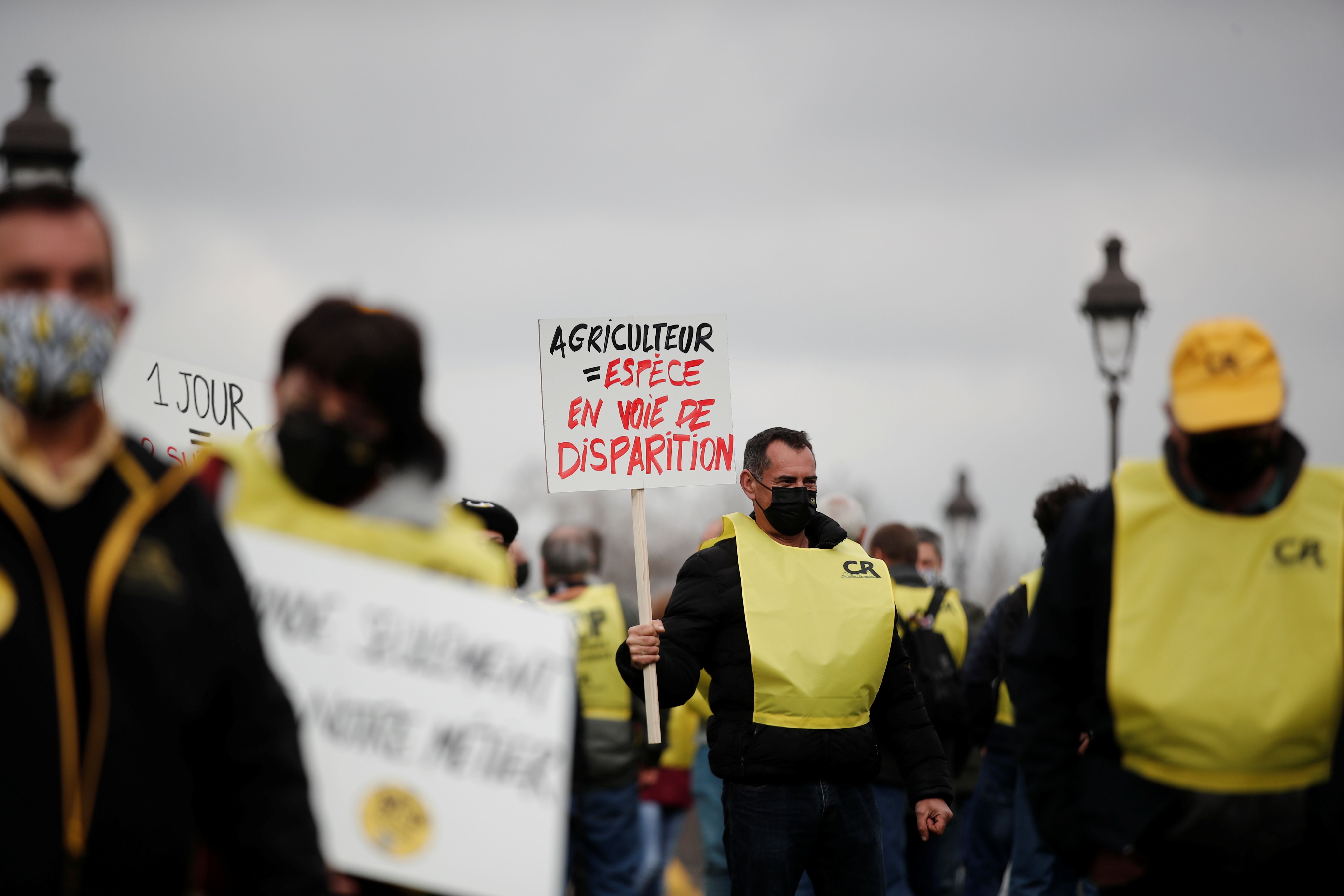 Le 4 mars 2021, des agriculteurs ont manifesté Place des Invalides à Paris pour dénoncer leurs faibles...