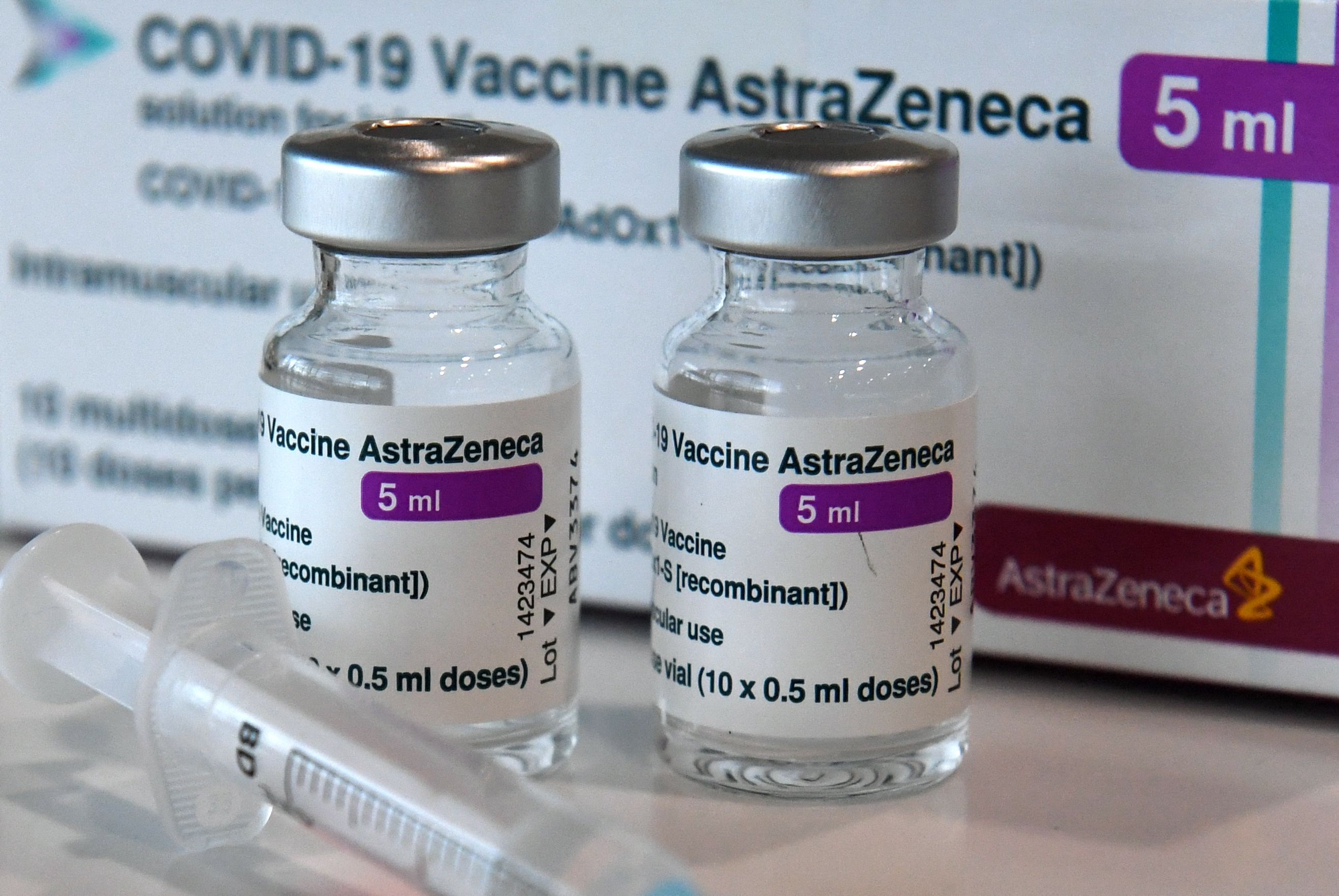 Des flacons du vaccin anti-Covid-19 d'AstraZeneca photographiés dans un centre de vaccination...