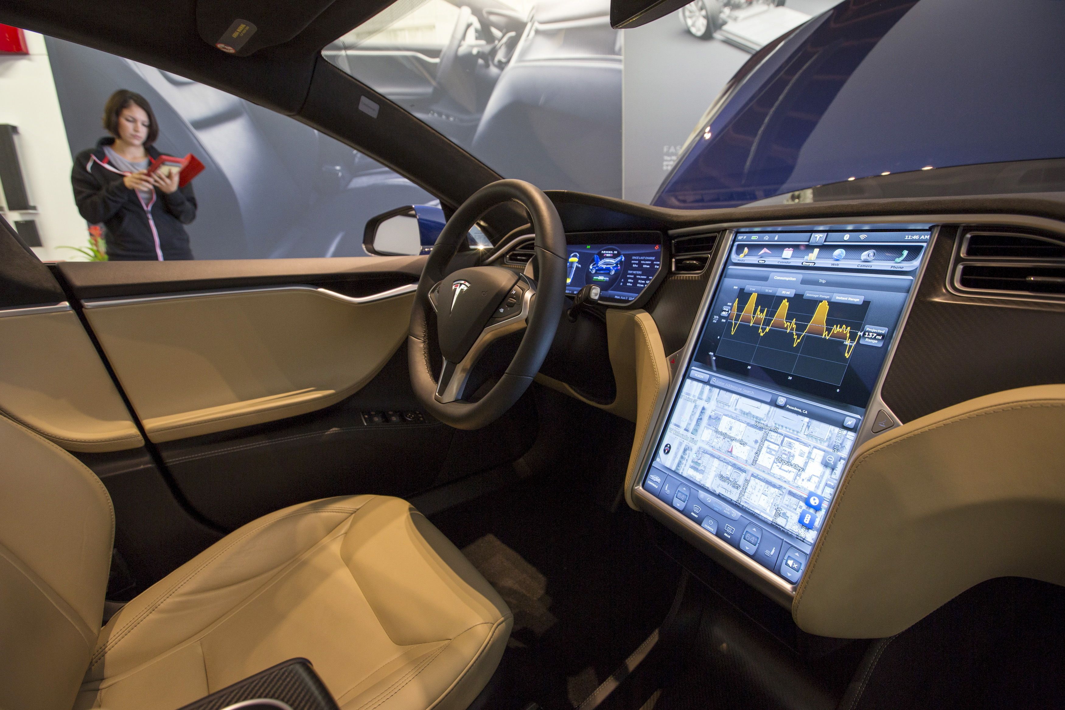 L'intérieur d'une Tesla P85D. (photo