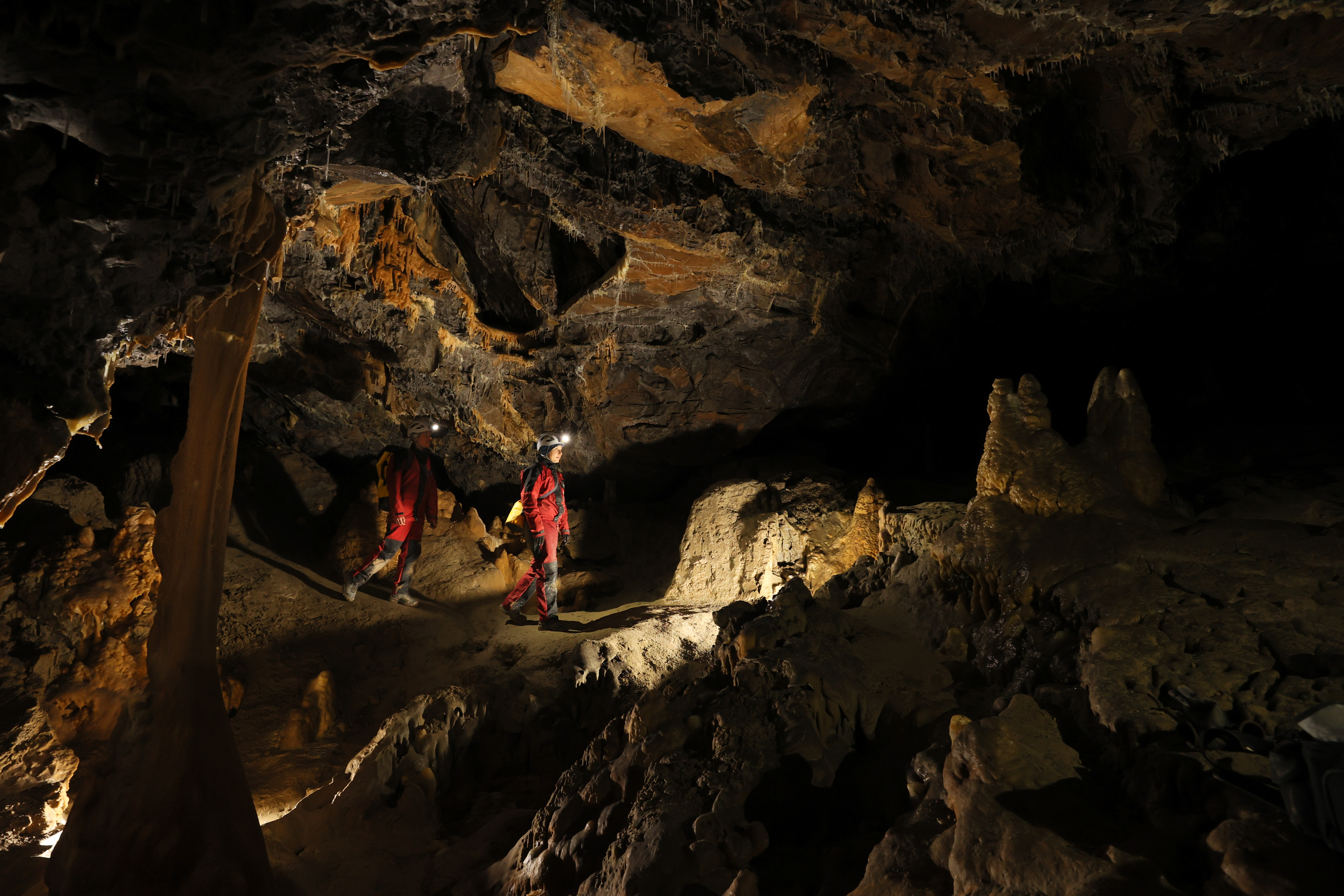 DeepTime-Crédit Human Adaptation Institute - Exploration de la grotte de Lombrives.jpg