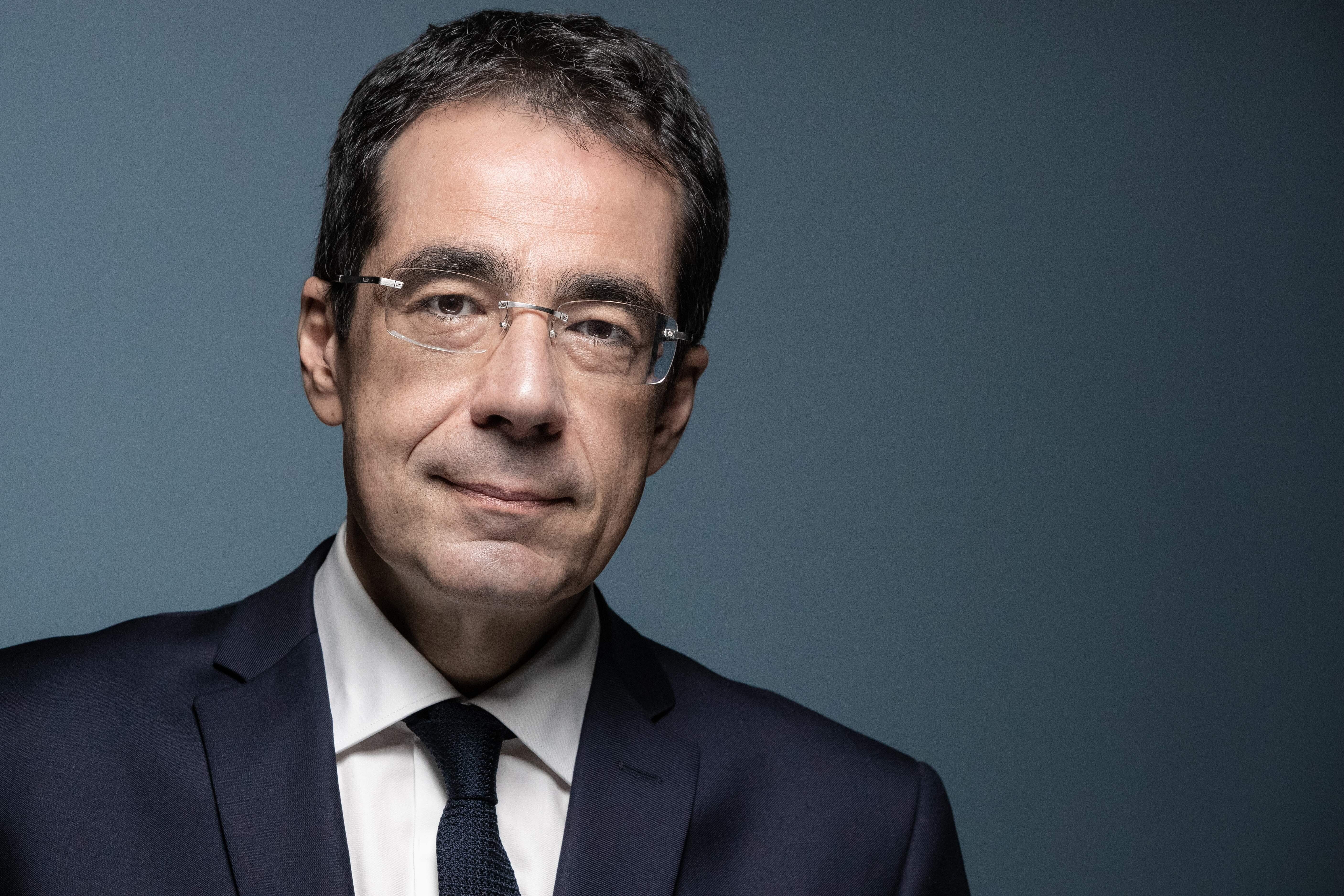 Le journaliste suisse Darius Rochebin lors d'une séance photo à Paris, le 14 septembre