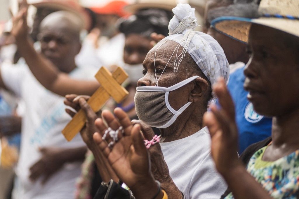 Deux Français parmi sept religieux catholiques enlevés à Haïti (photo d'illustration de pèlerins priant...