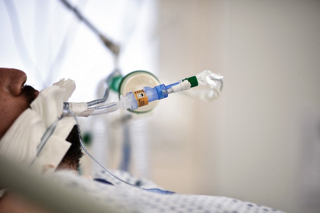 Un patient dans une unité de soins intensif à l'hôpital Saint-Camille de Brie-sur-Marne le 15 avril