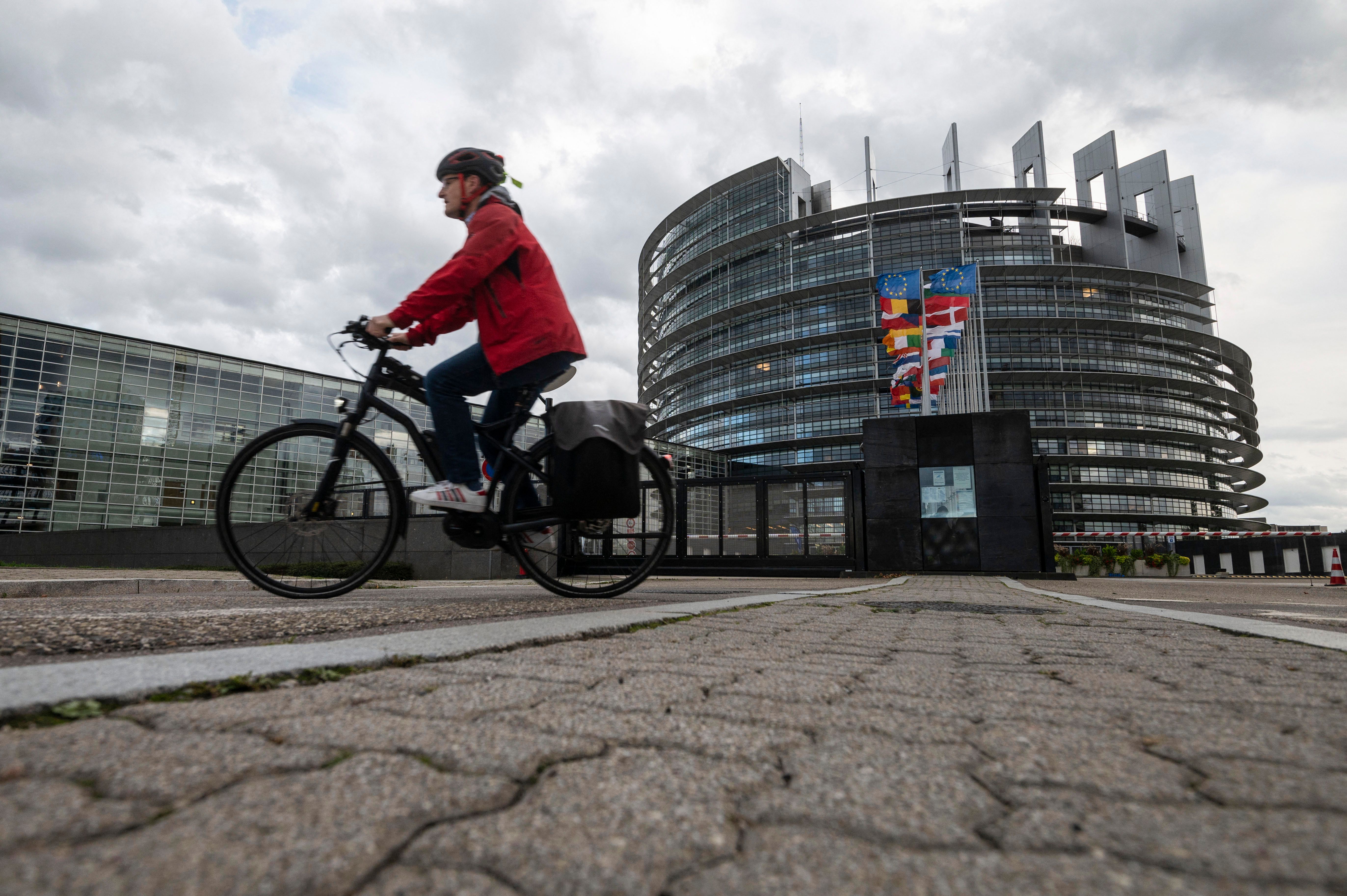 Un homme fait du vélo devant le Parlement européen à Strasbourg, dans l'est de la...