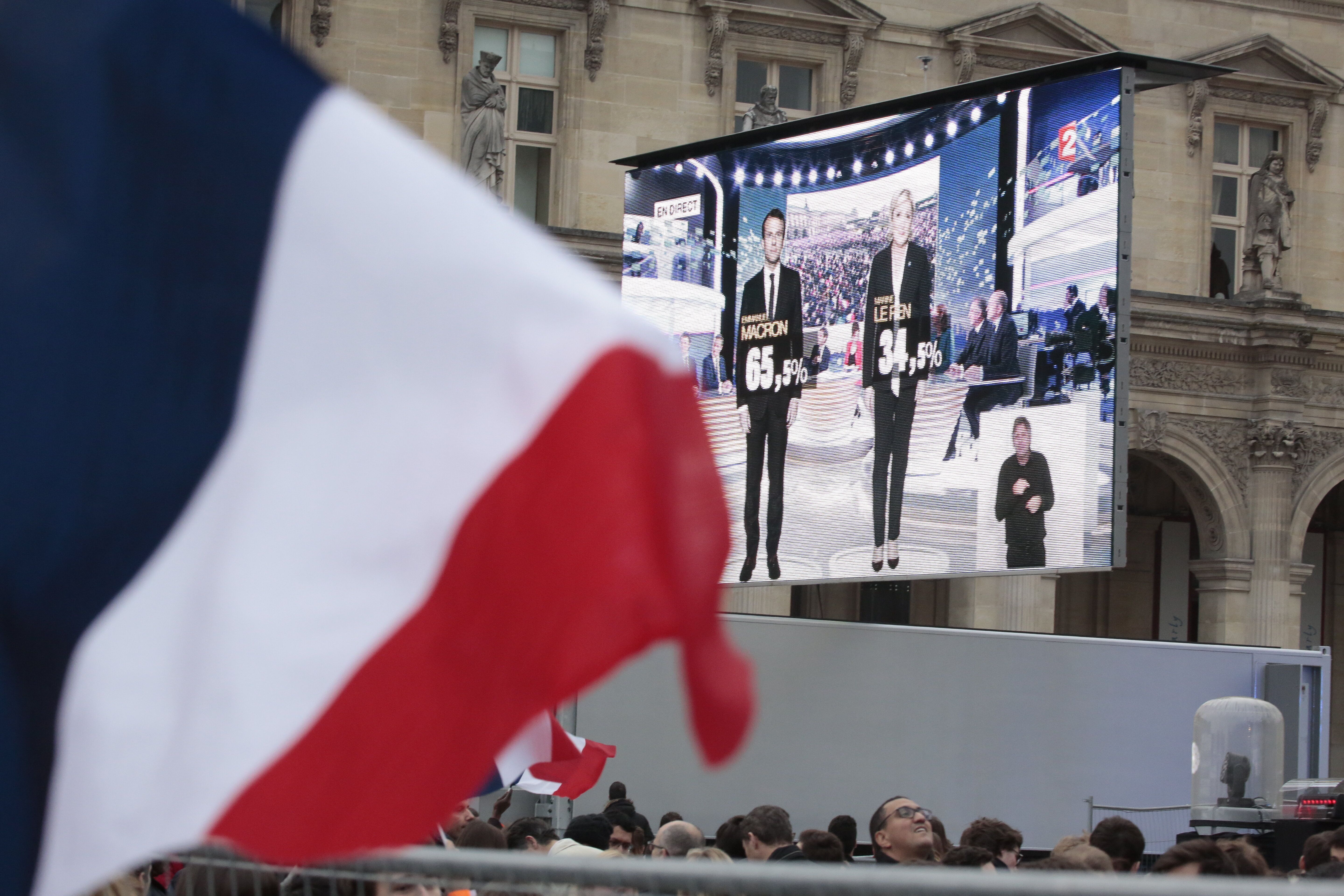 Les supporters d'Emmanuel Macron fêtent sa victoire contre Marine Le Pen au second tour de l'élection...