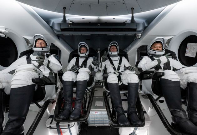 Les 4 astronautes dans le cockpit attendent le décollage vers