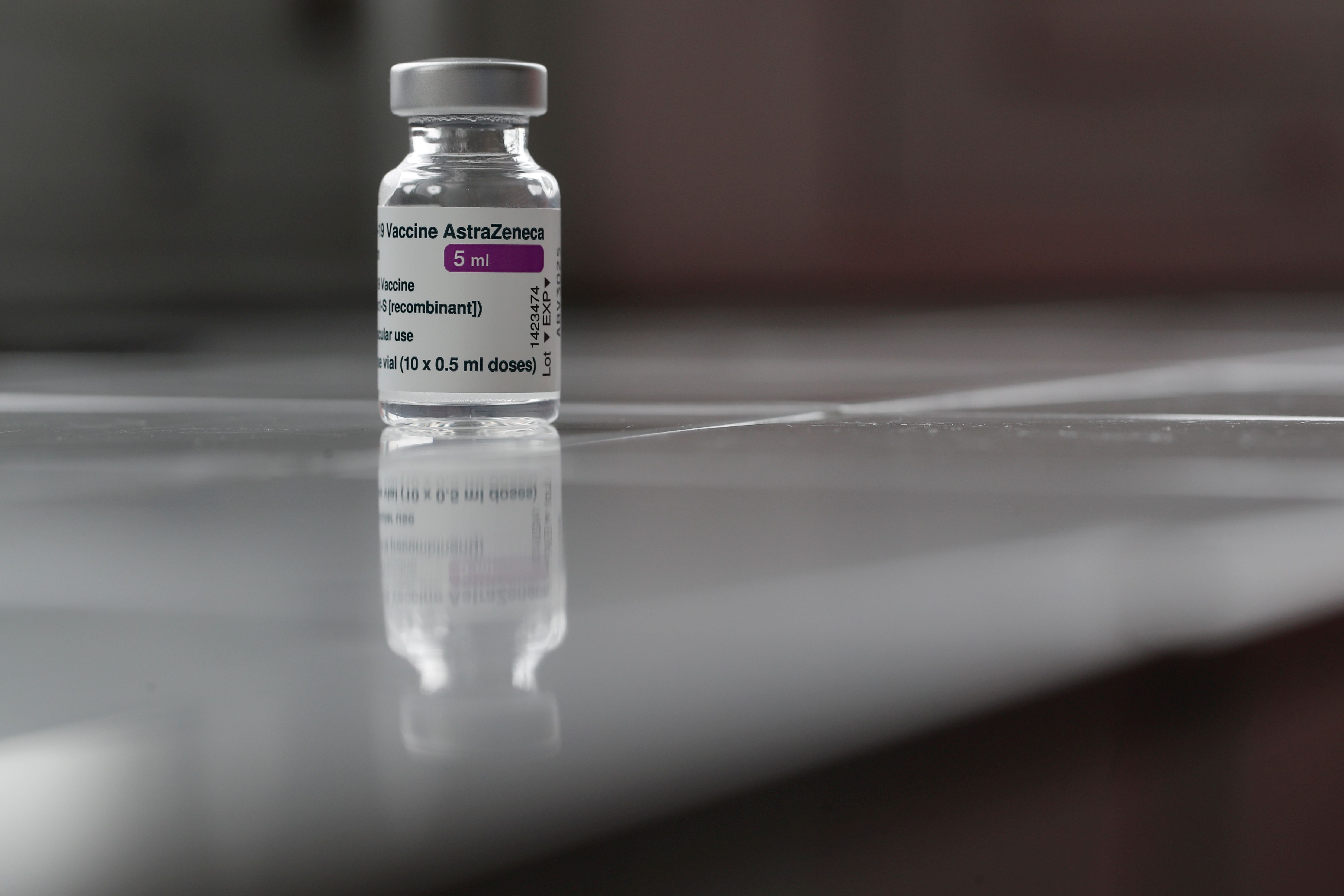 Un flacon de vaccin Astrazeneca contre le Covid-19 à l'hôpital Foch de Suresnes le 8 février