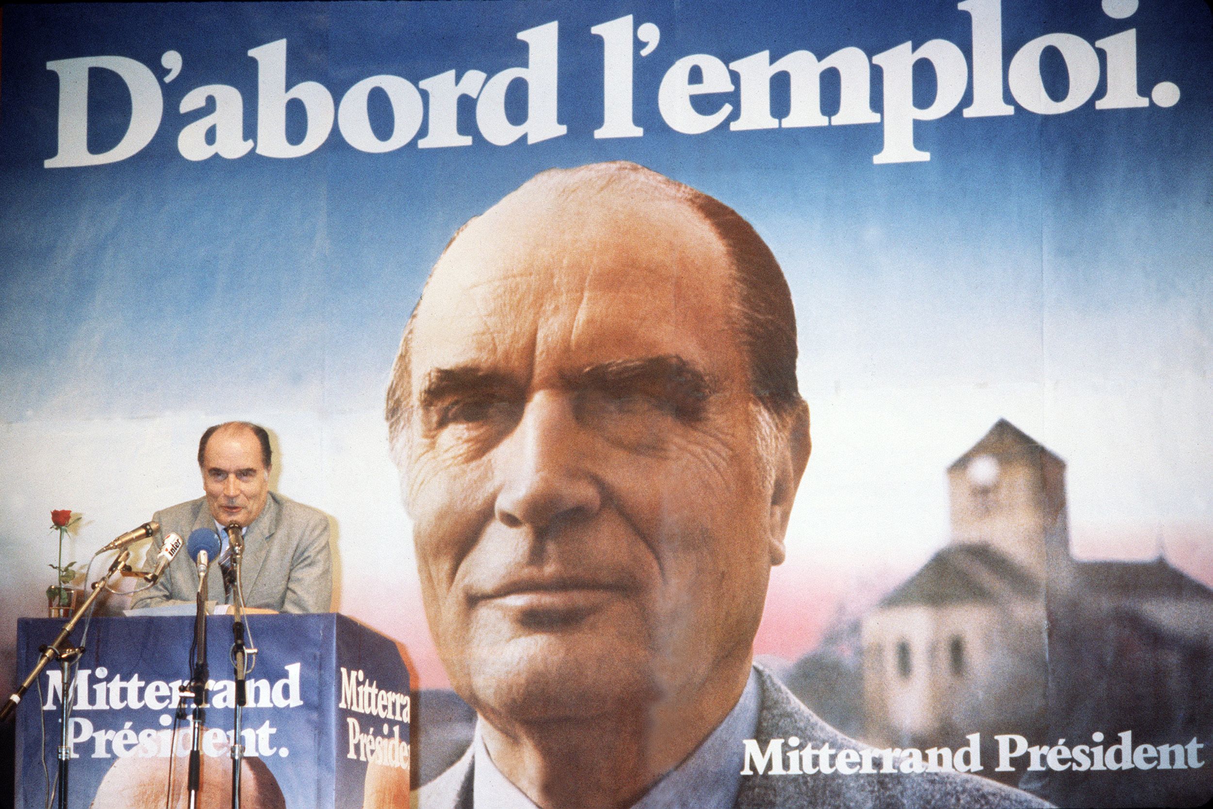 Sur cette photo prise le 14 avril 1981, le candidat socialiste à l'élection présidentielle François Mitterrand...