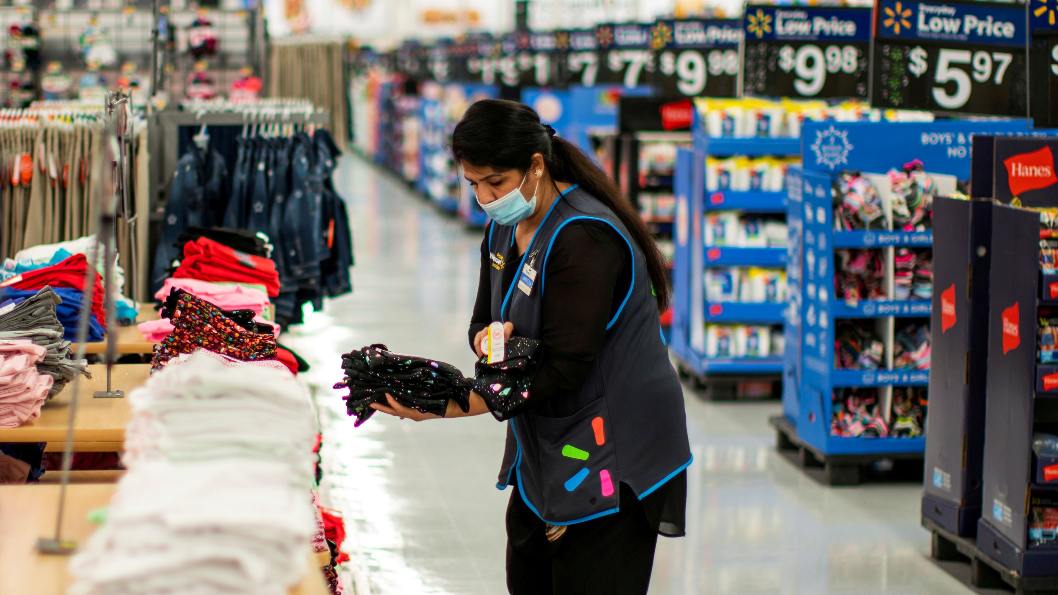 Une employée dans un magasin Walmart dans le New Jersey aux États-Unis, en juillet