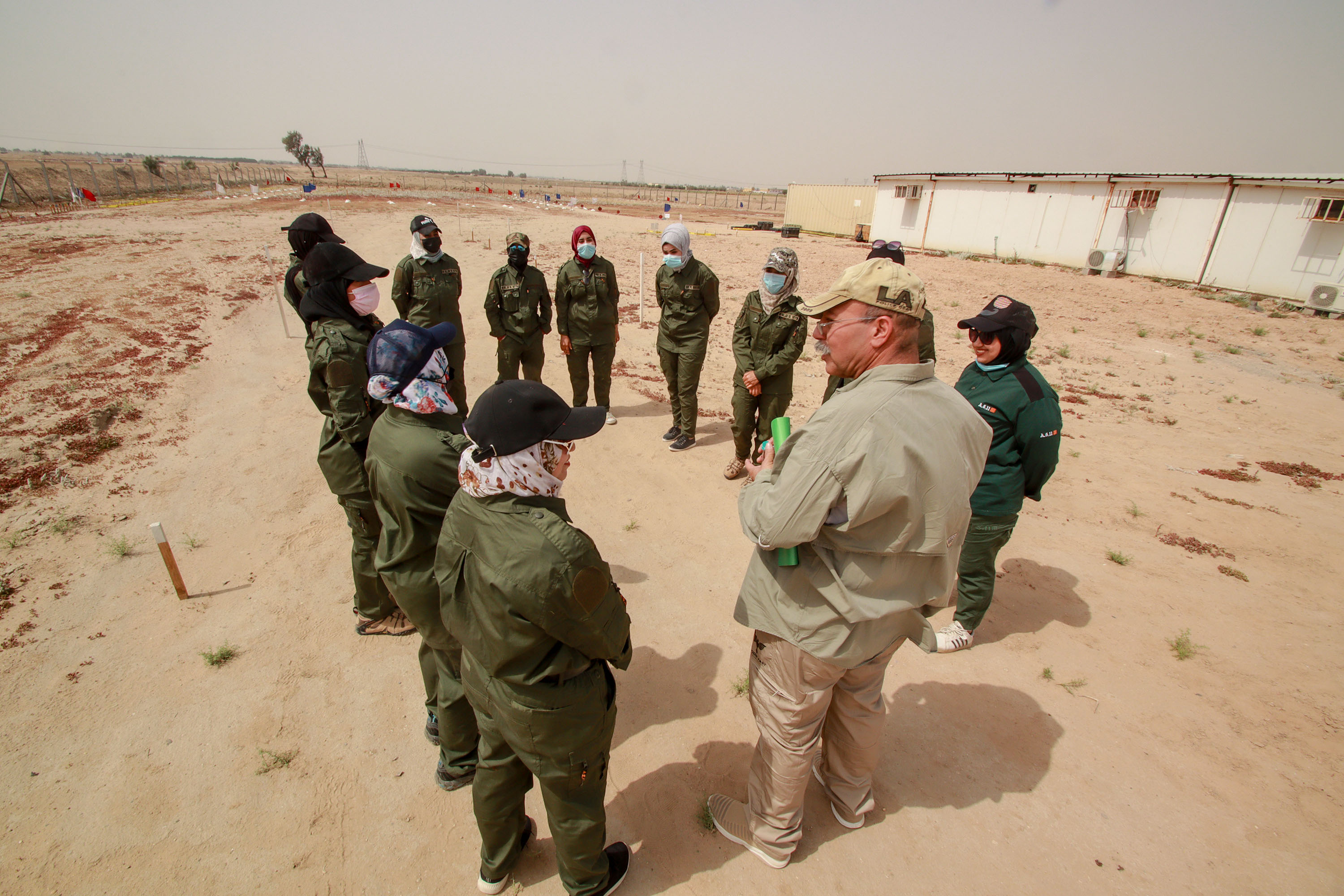 Un groupe de femmes participe au programme de formation à la neutralisation des mines.