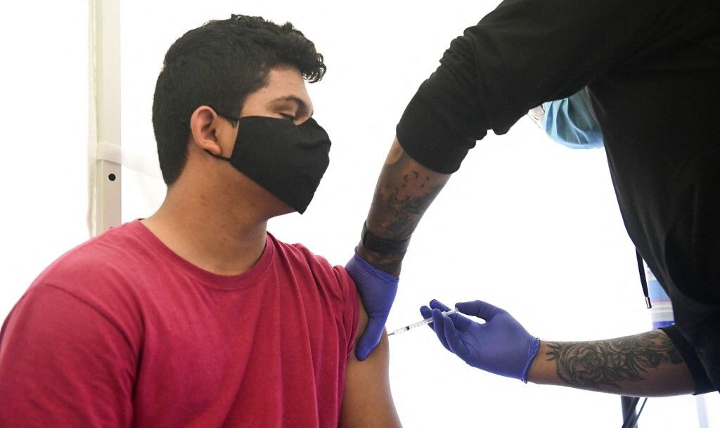 Un lycéen se fait vacciner avec le Pfizer/bioNtech le 23 avril 2021à Los Angeles (photo