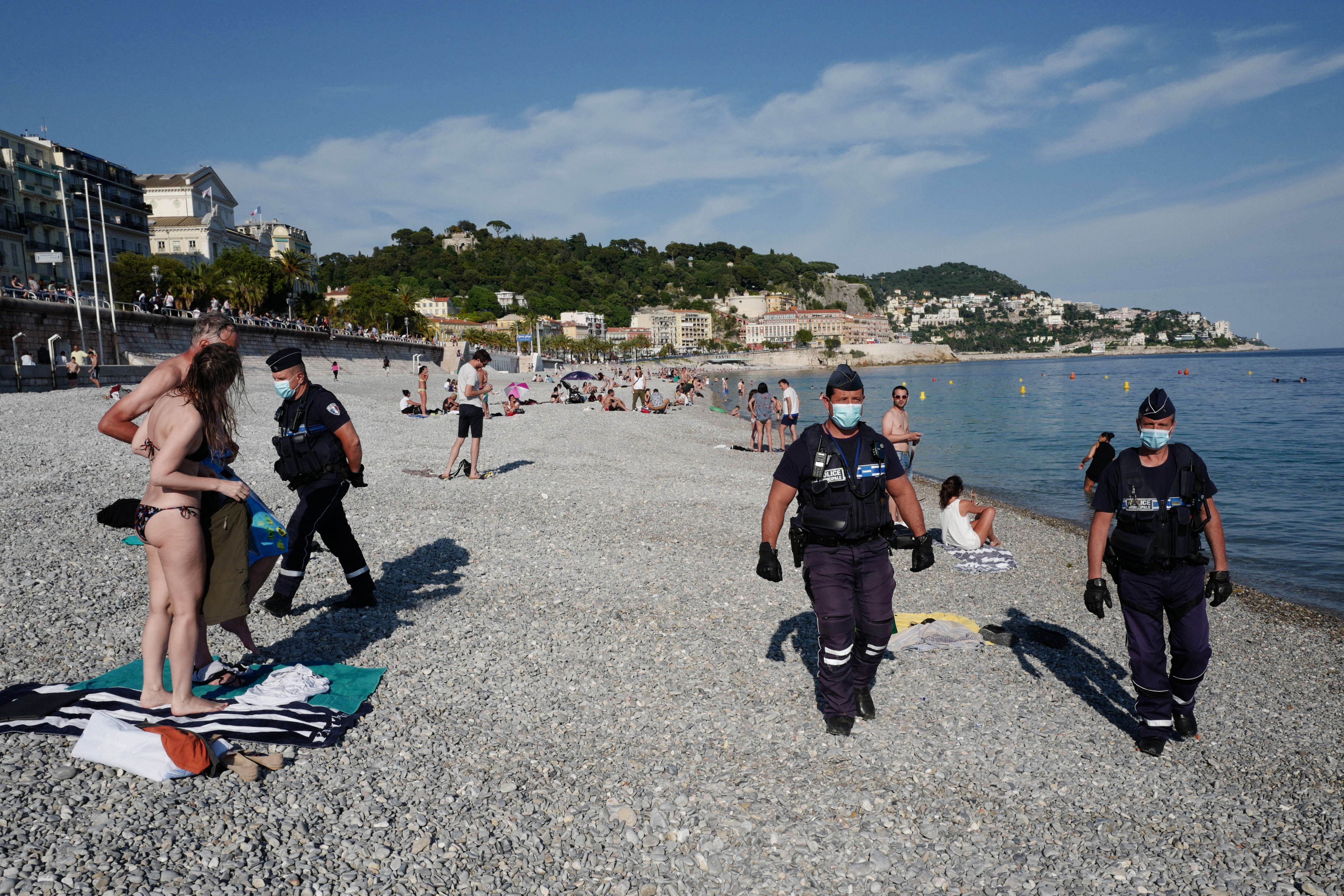 Une patrouille de police sur la plage à Nice, le 22 mai