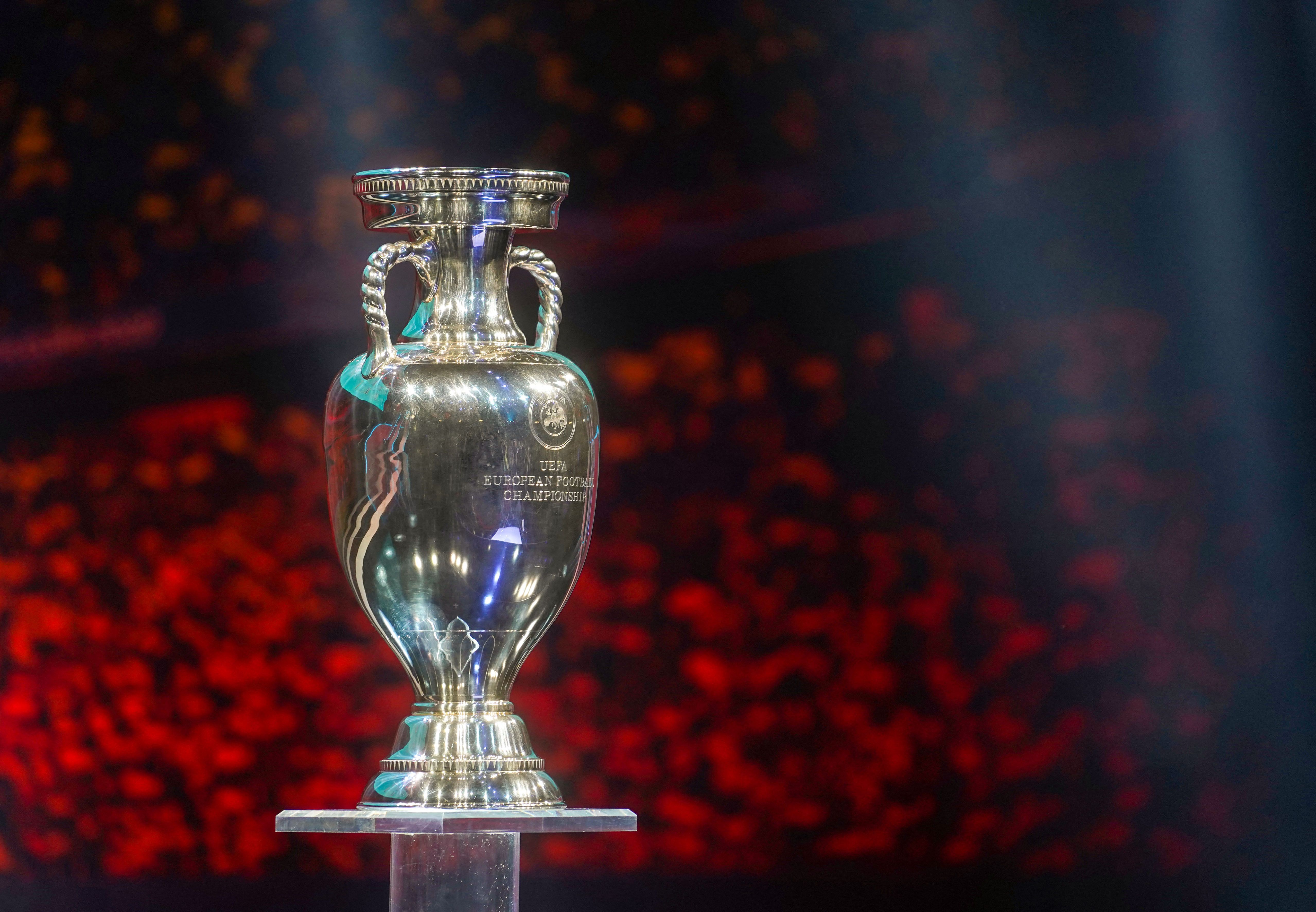 À partir du 11 juin prochain, 24 sélections européennes de football tenteront de soulever le trophée...