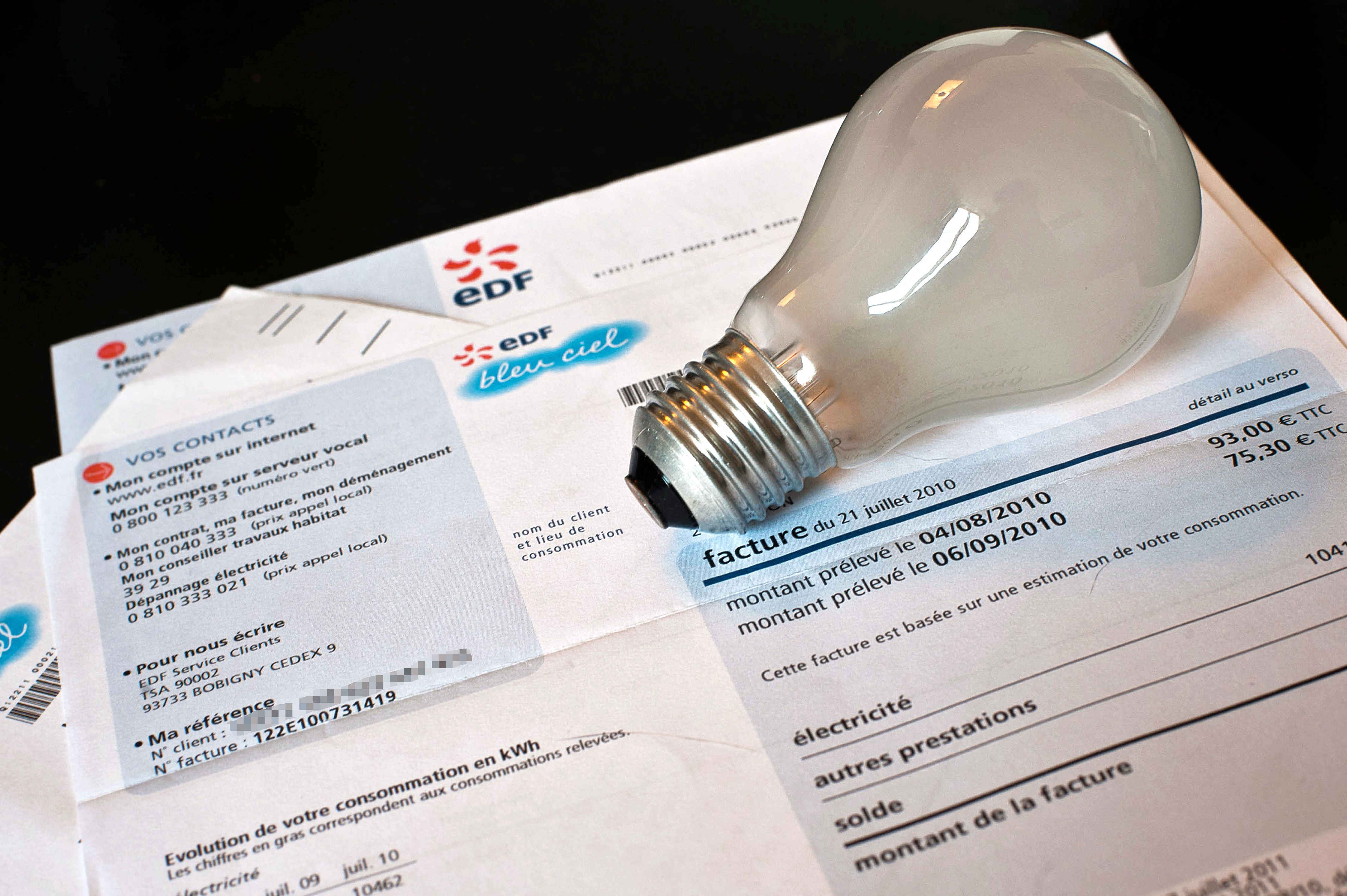 Photo d'une ampoule à incandescence et d'une facture d'Electricité de France (EDF) d'un...