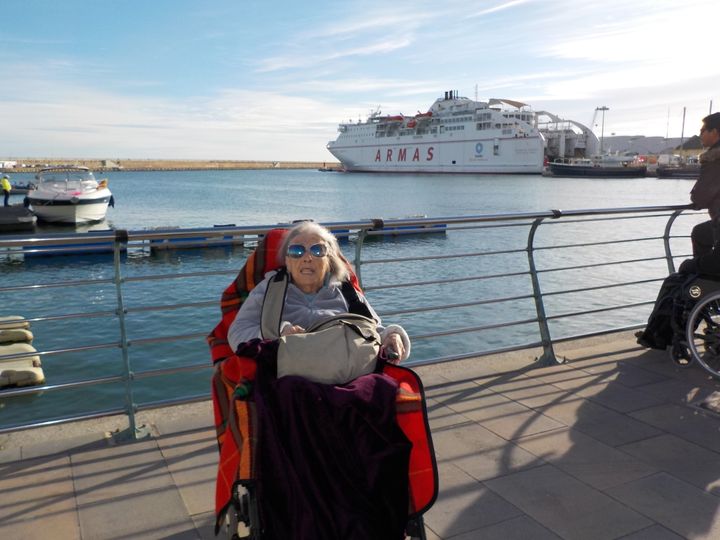 Dominique, la grand-mère de Fiona, sur le port de Gandia (Espagne