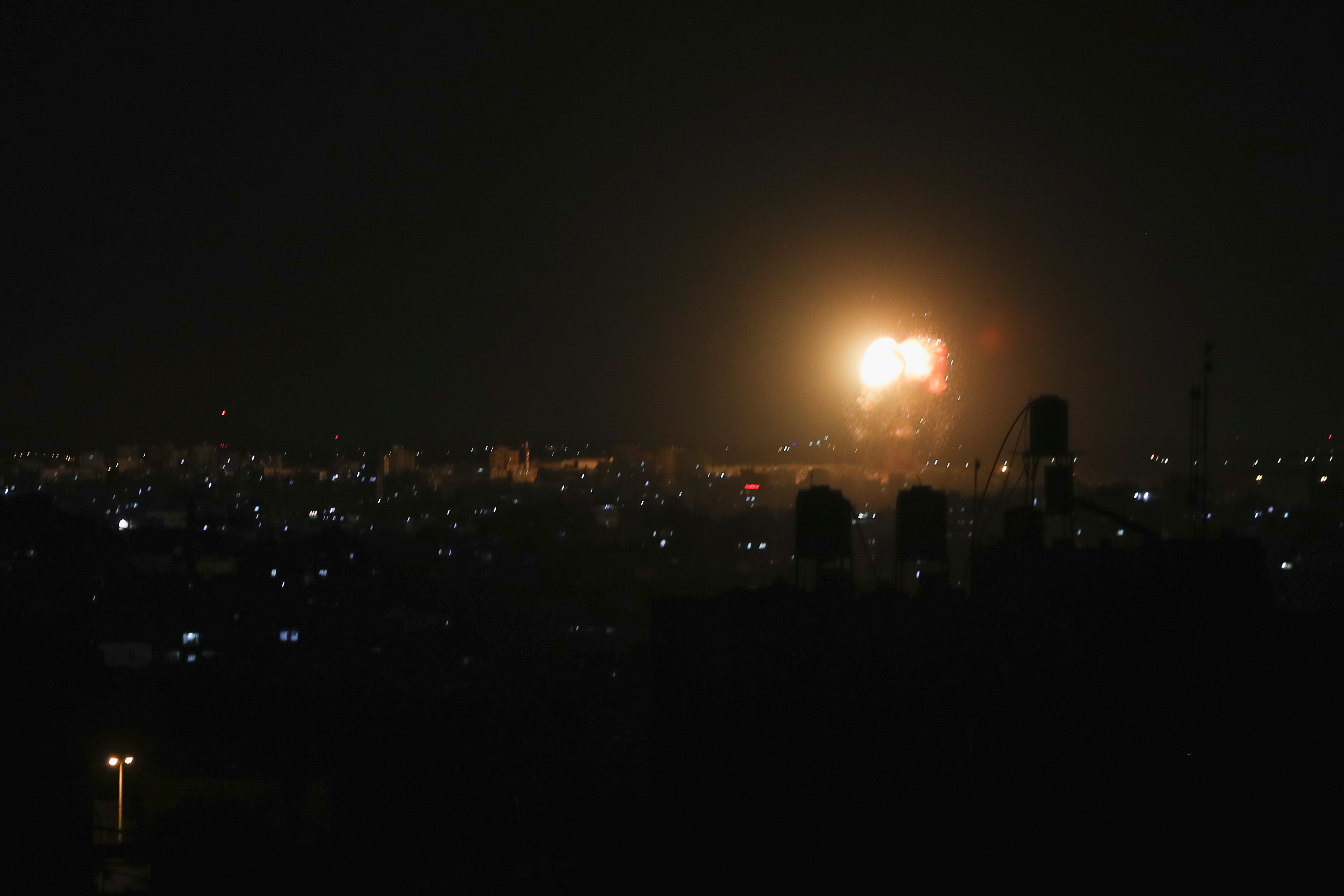 De la fumée et des flammes après une frappe aérienne israélienne dans le...