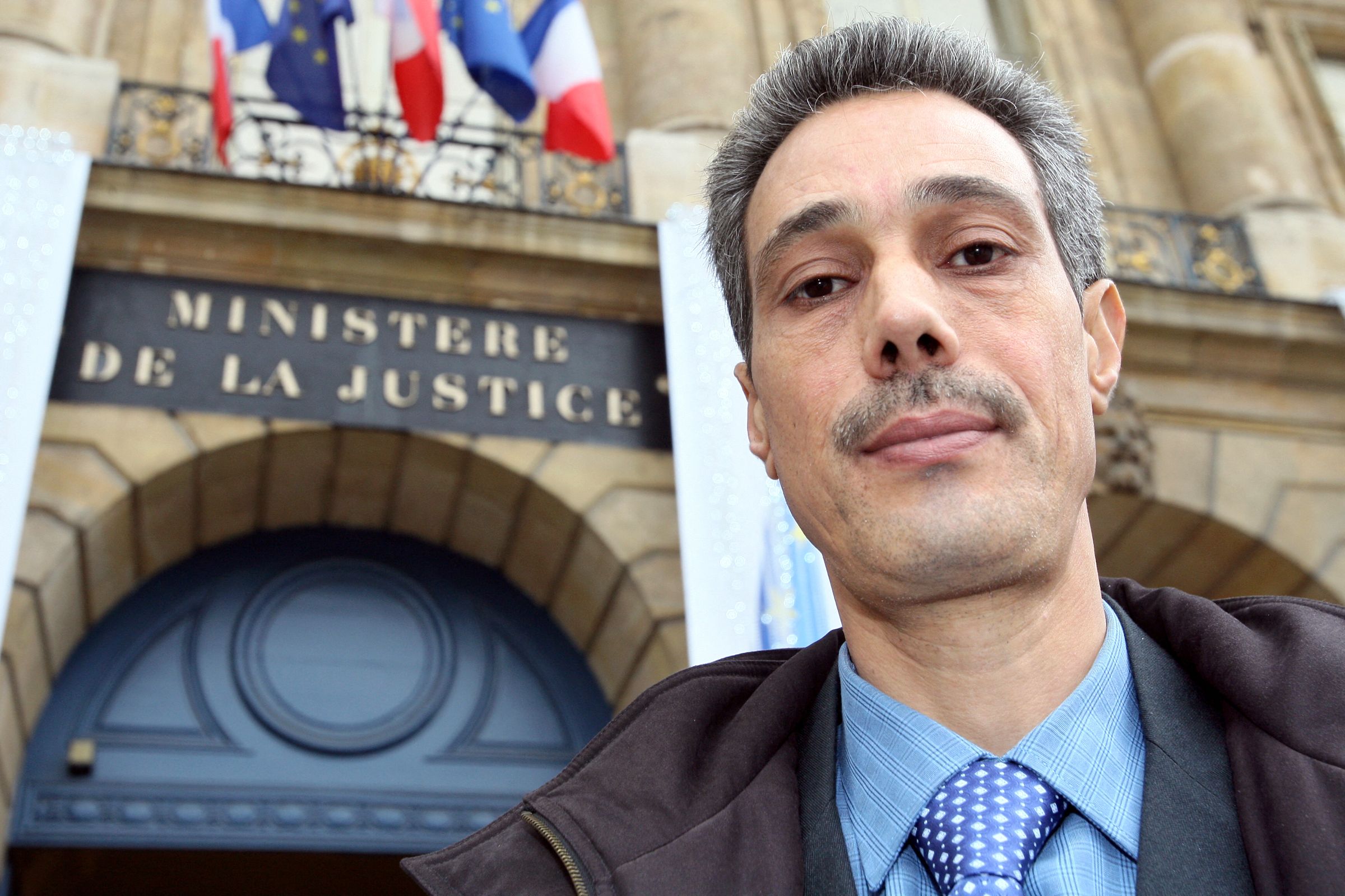 Omar Raddad, ici devant le ministère de la Justice à Paris, le 1er décembre