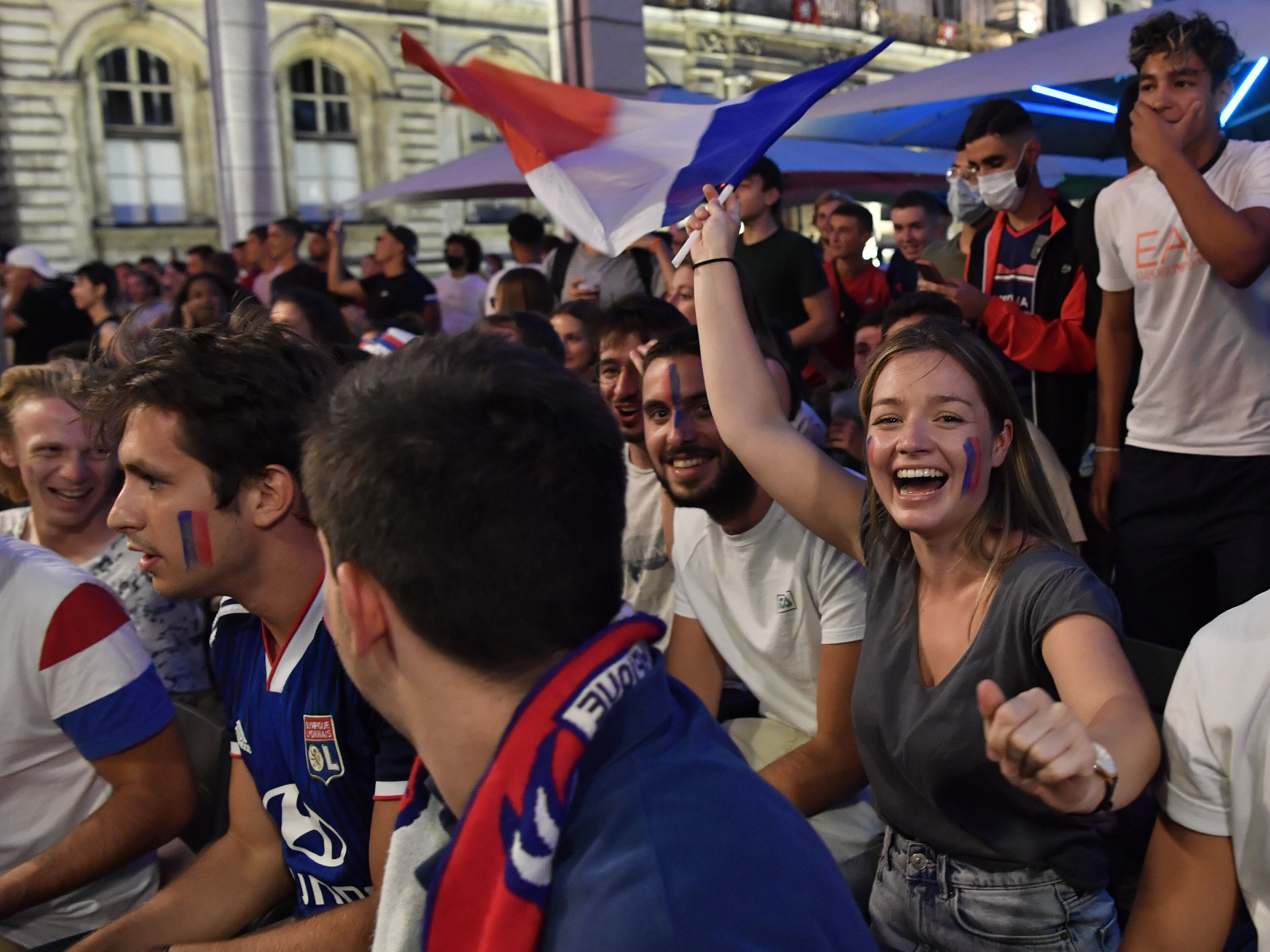 Des supporters de l'OL sur la terrasse d'un bar à Lyon le 19 août 2020, lors de la demi-finale...